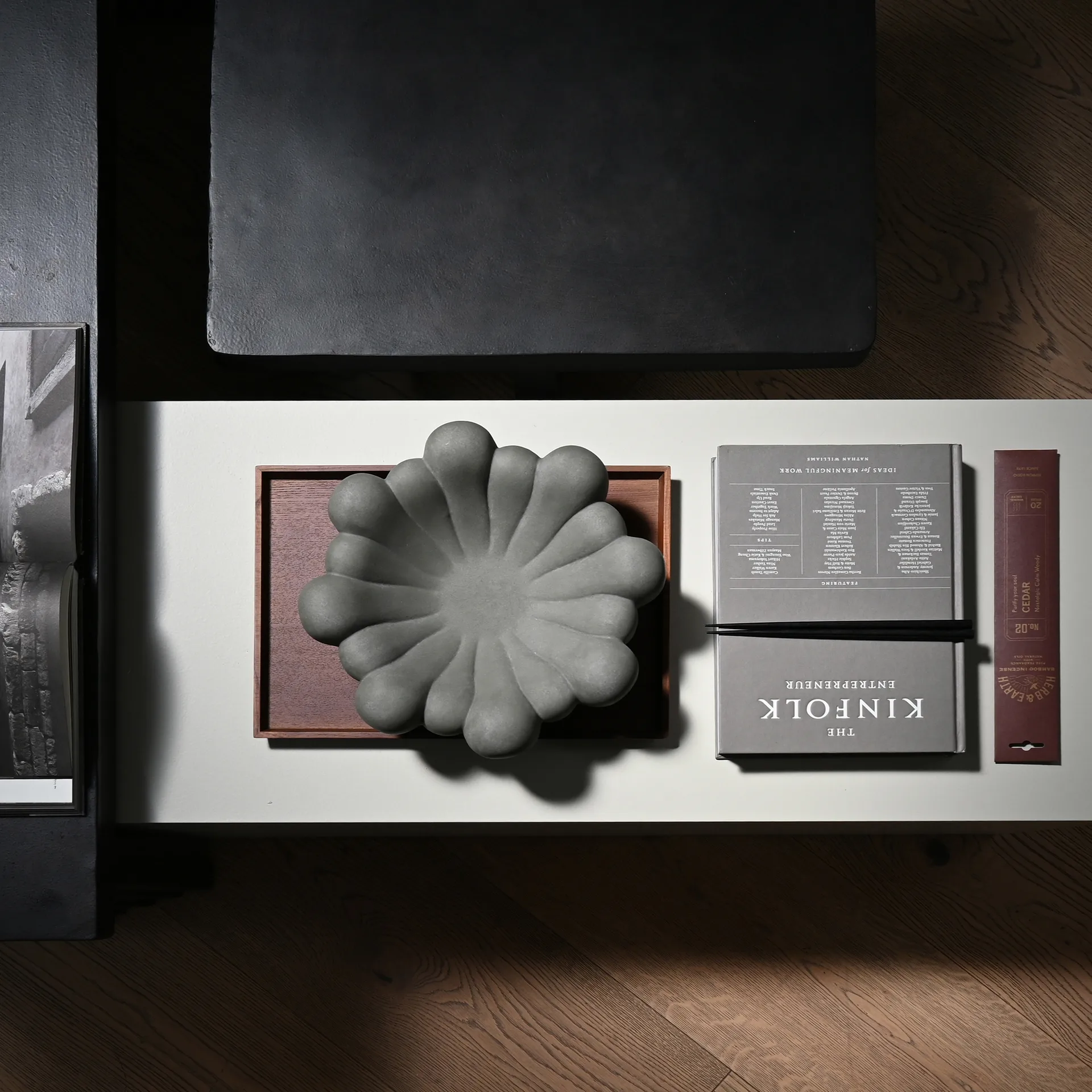 Bloom Tray bolle medio Ø28,5 cm, Dark grey 101 Copenhagen