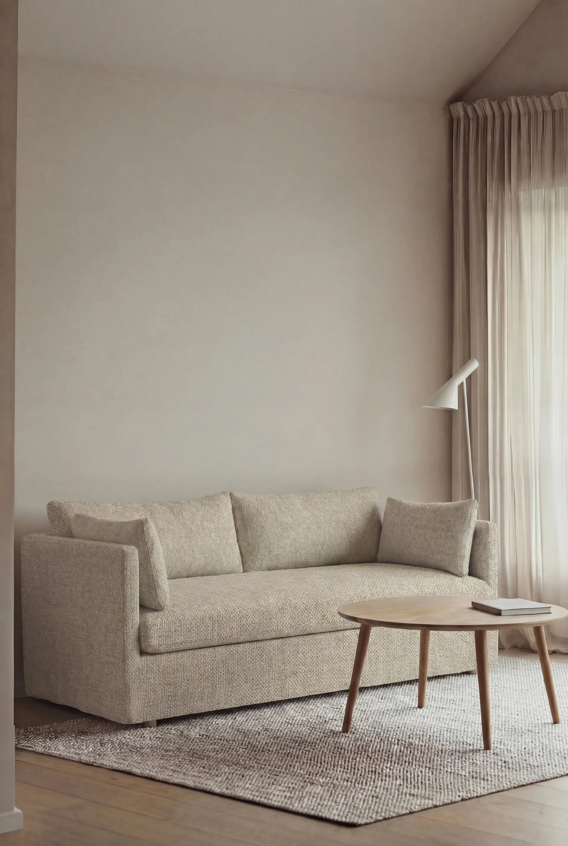 Linnevik sofa, Bern beige 0341-hvitoljet eik, 2-seters, med skjørt 1898