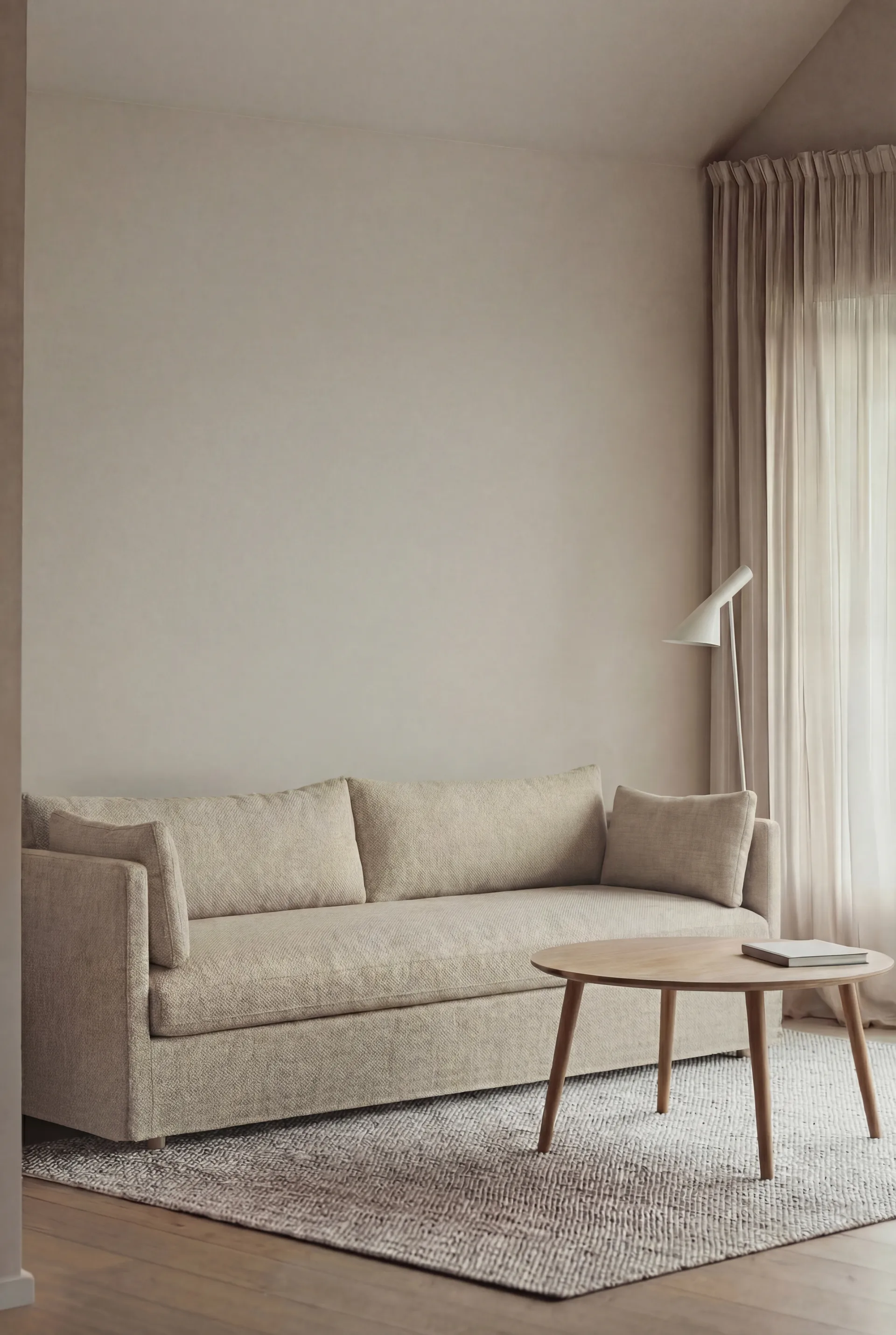 Linnevik sofa, Bern beige 0341-hvitoljet eik, 4-seters, med skjørt 1898