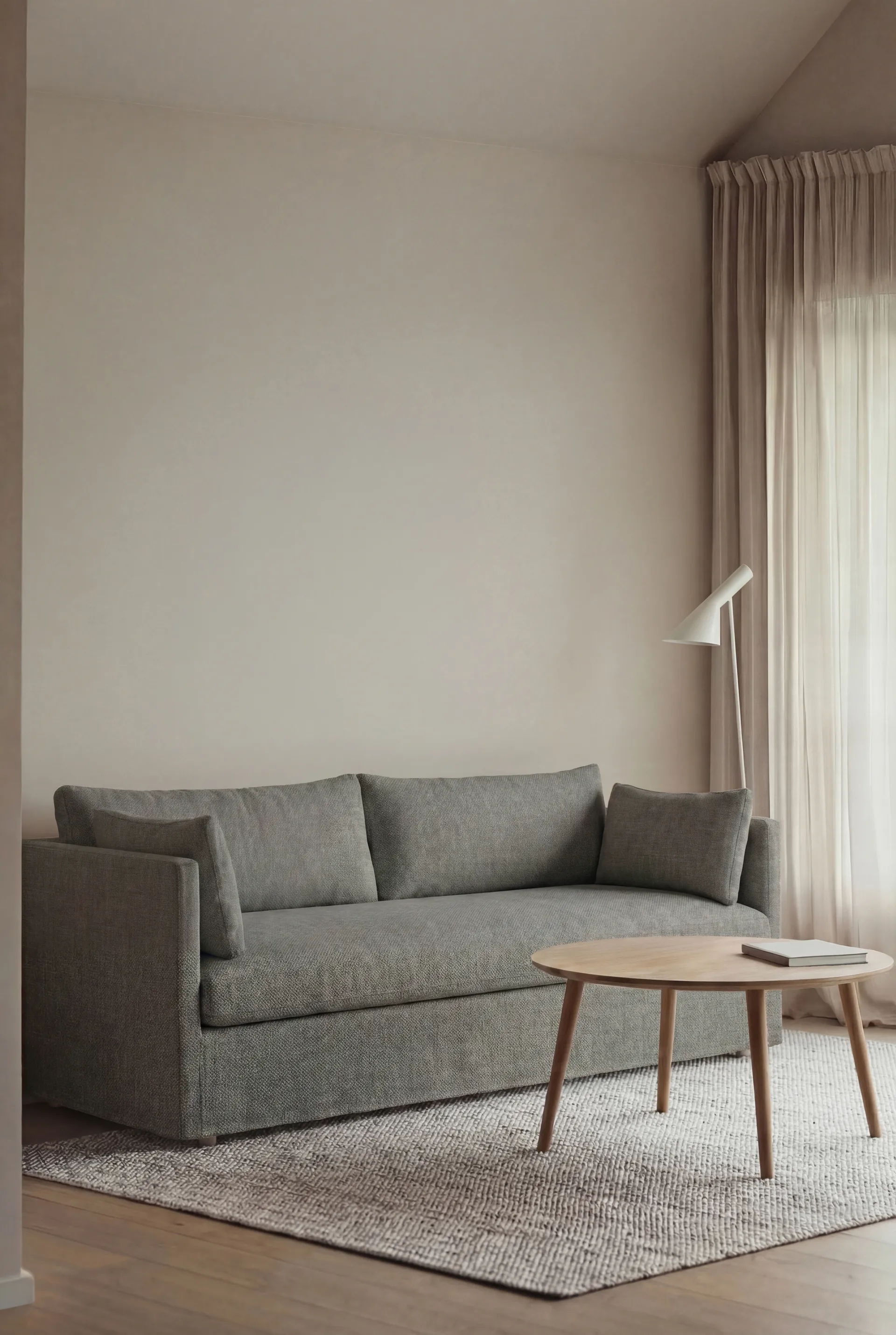 Linnevik sofa, Caleido Grey 1240-hvitoljet eik, 3-seters, med skjørt 1898