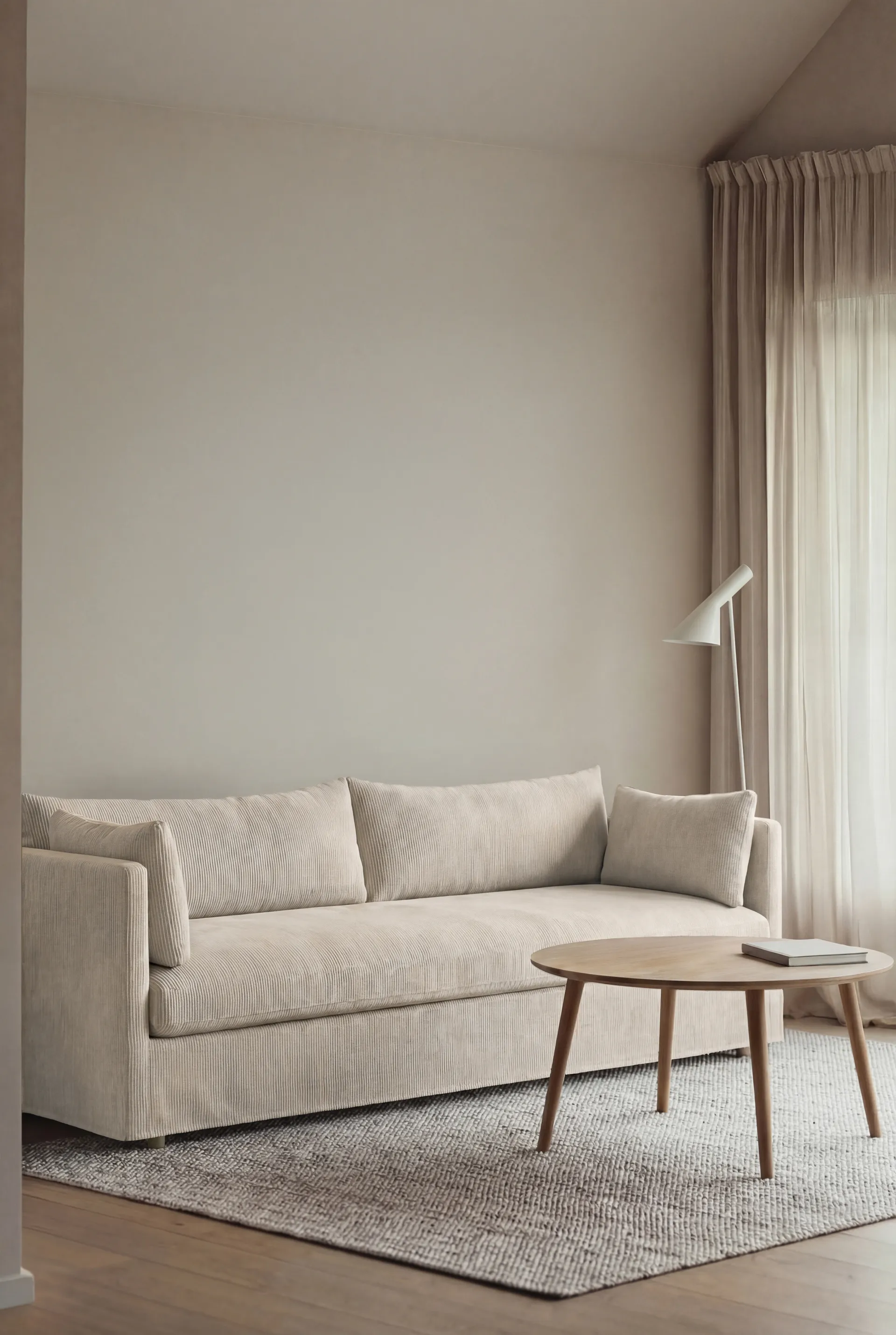 Linnevik sofa, Jump Beige 1956-hvitoljet eik, 4-seters, med skjørt 1898