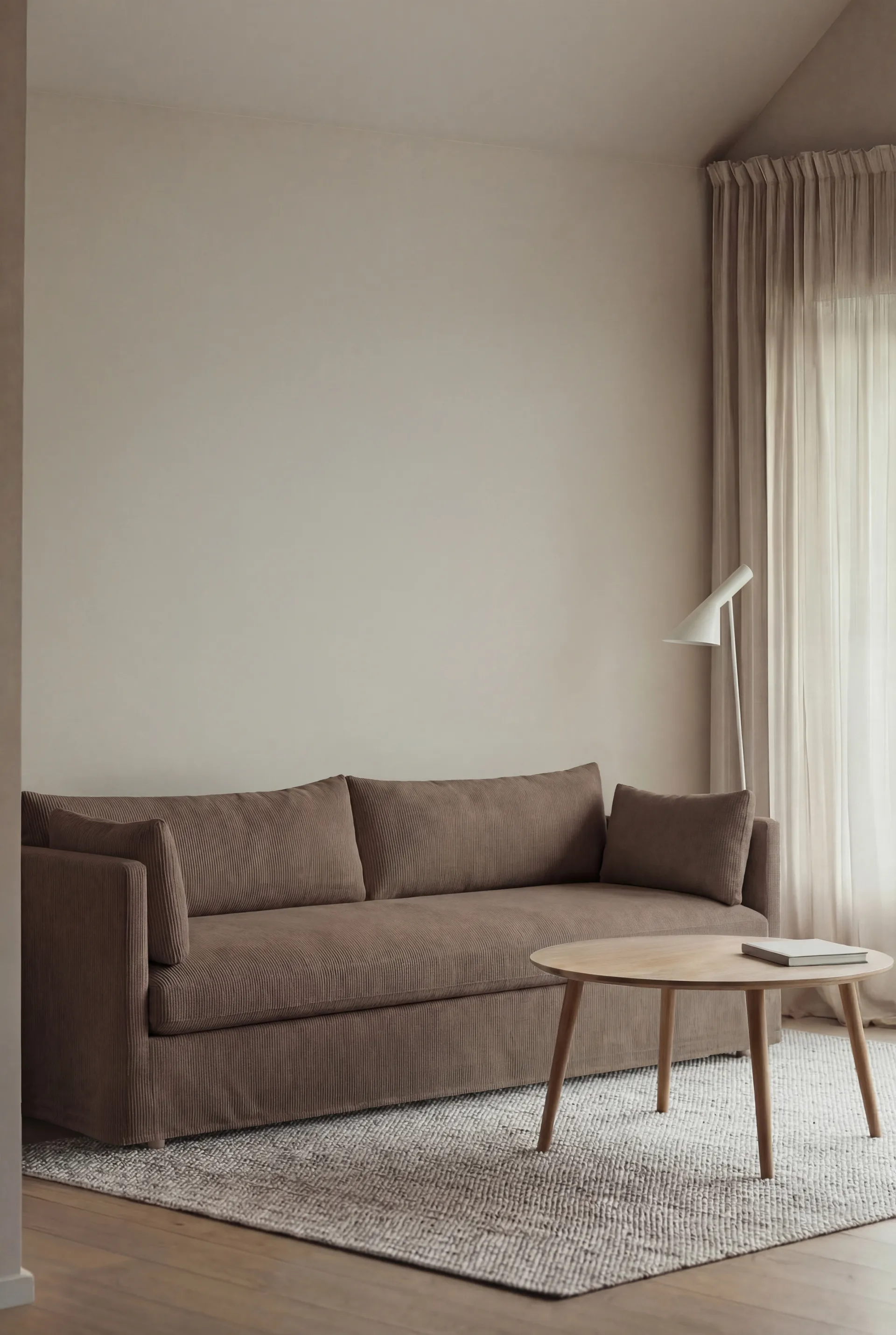 Linnevik sofa, Jump brown 1955-hvitoljet eik, 4-seters, med skjørt 1898