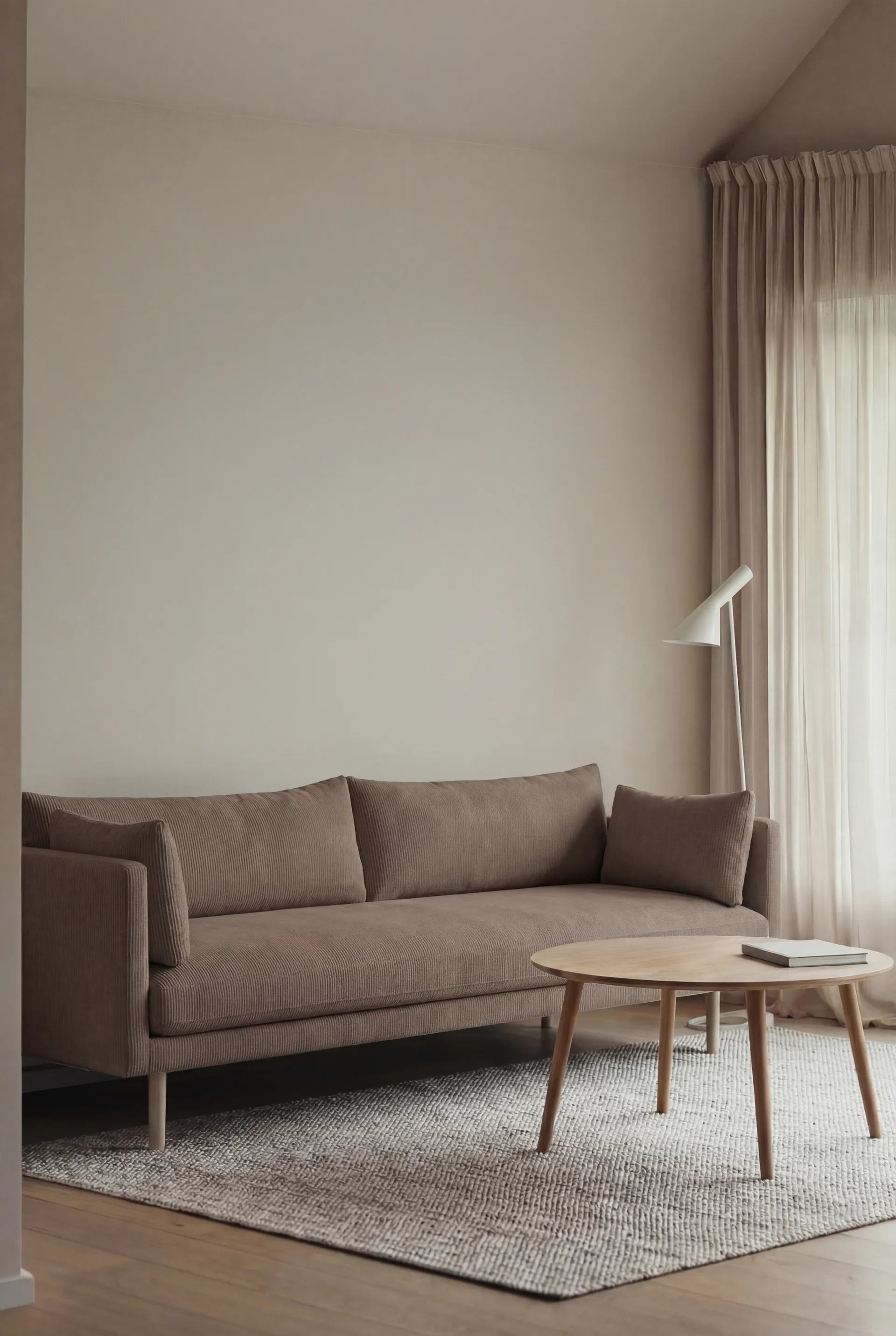 Linnevik sofa, Jump Brown 1955-hvitoljet eik, 4-seters, uten skjørt 1898