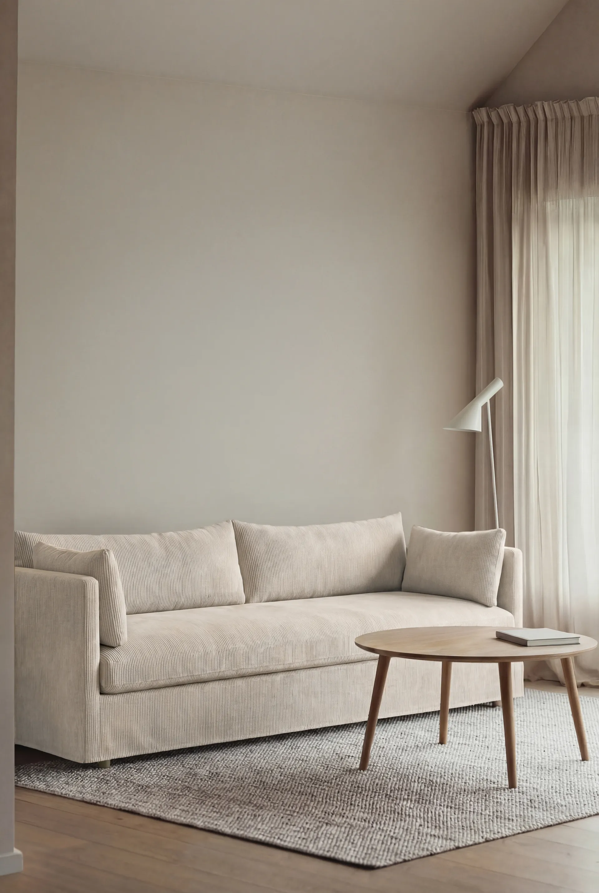 Linnevik sofa, Jump off white 1954-hvitoljet eik, 4-seters, med skjørt 1898