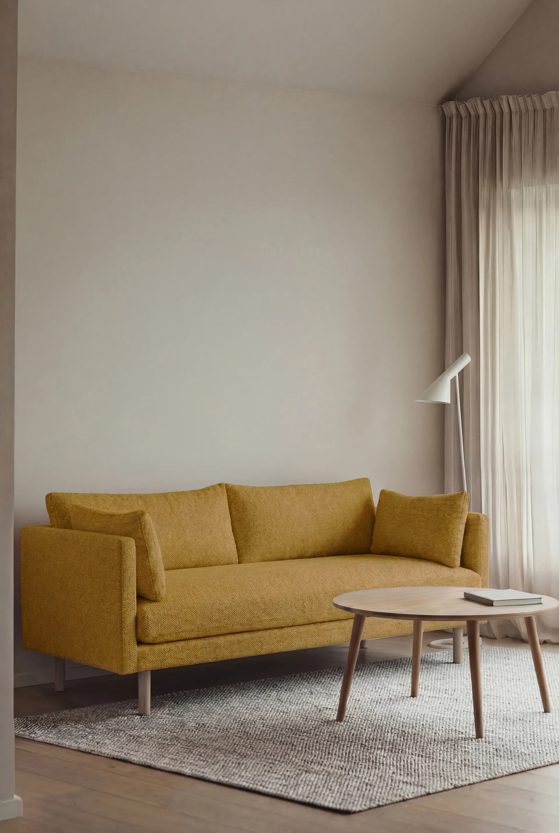 Linnevik sofa, Luiza Mustard 3972-hvitoljet eik, 2-seters, uten skjørt 1898