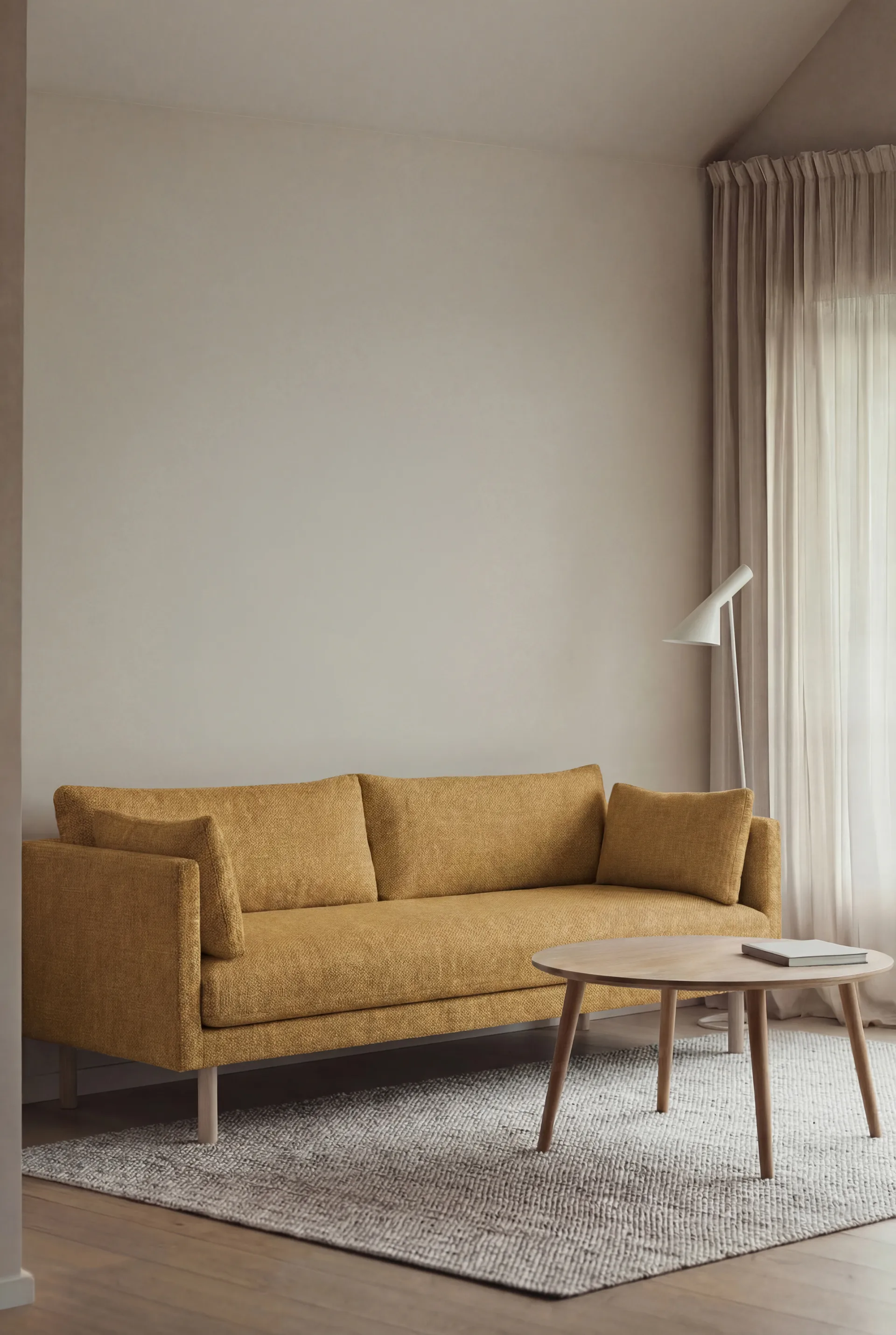 Linnevik sofa, Luiza Mustard 3972-hvitoljet eik, 3-seters 1898