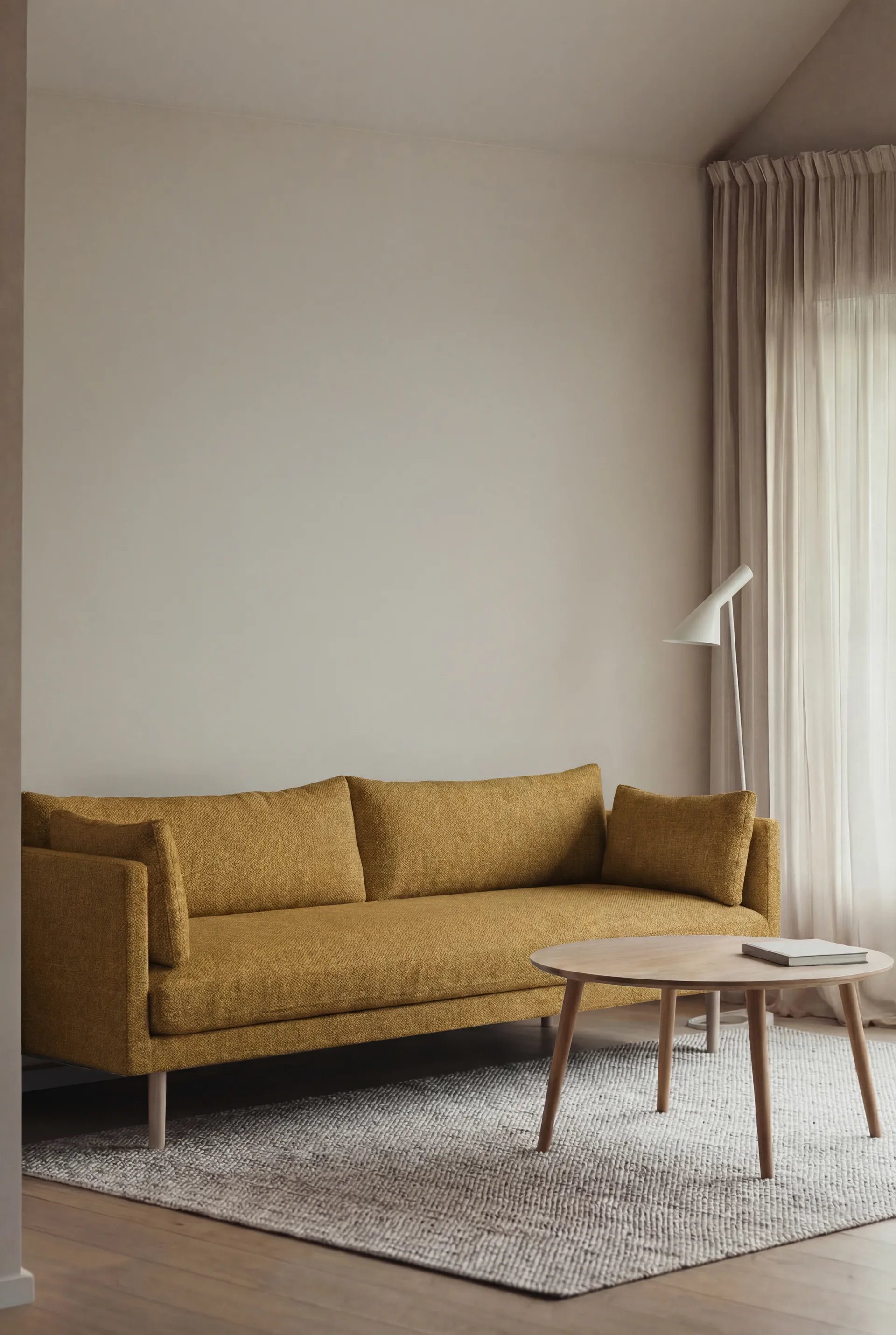Linnevik sofa, Luiza Mustard 3972-hvitoljet eik, 4-seters, uten skjørt 1898