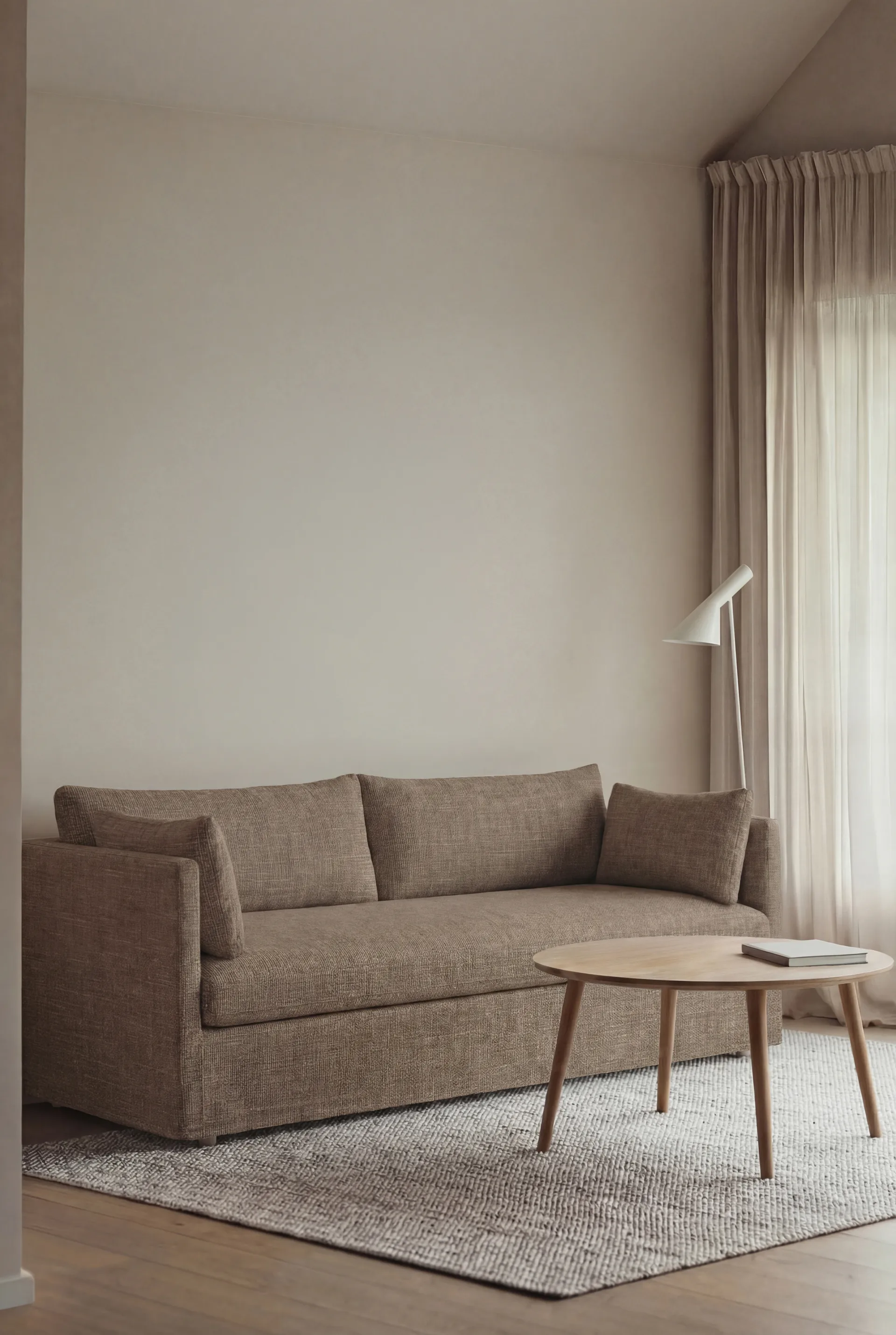 Linnevik sofa, Same Mole 6674-hvitoljet eik, 3-seters, med skjørt 1898