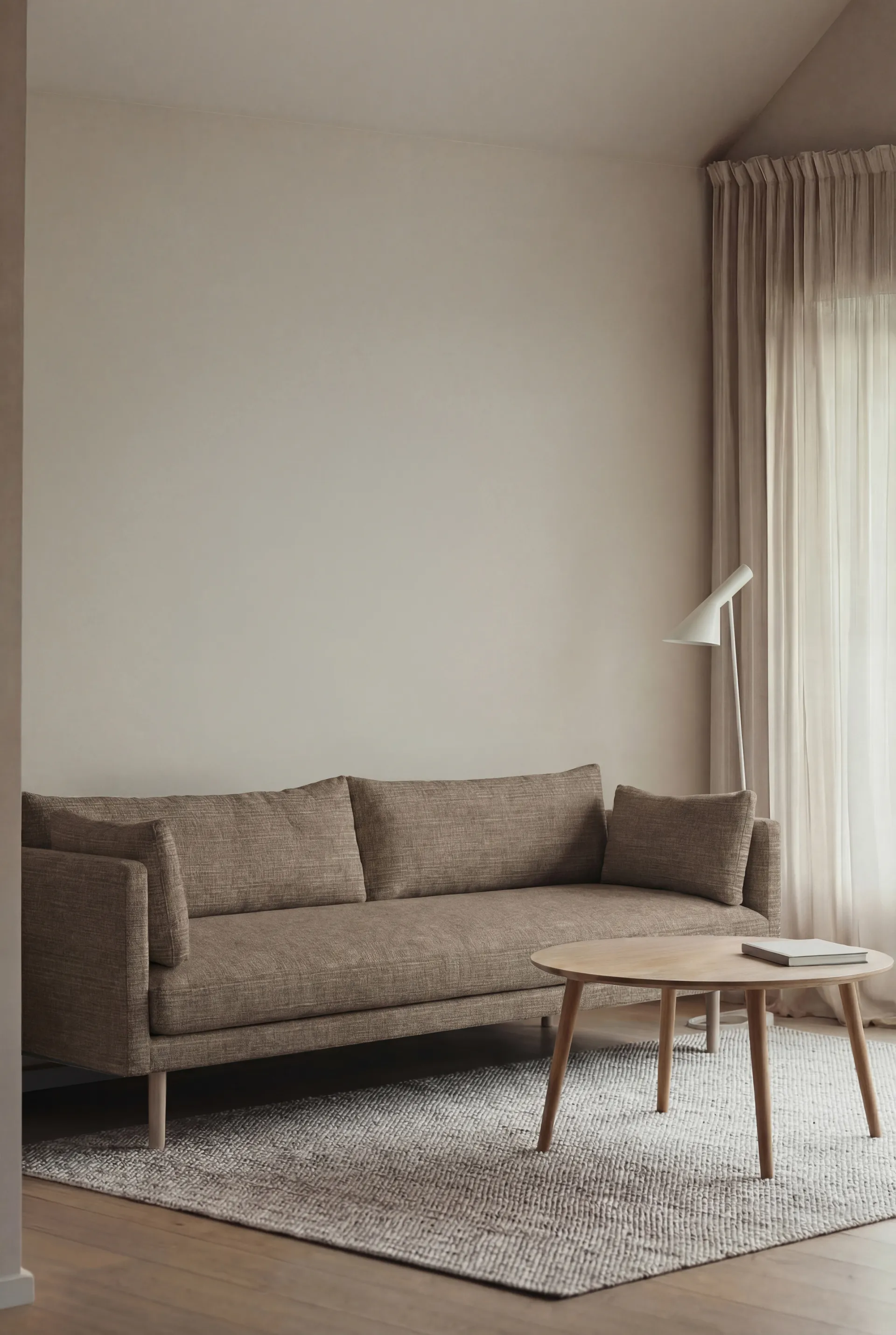 Linnevik sofa, Same Mole 6674-hvitoljet eik, 4-seters, uten skjørt 1898
