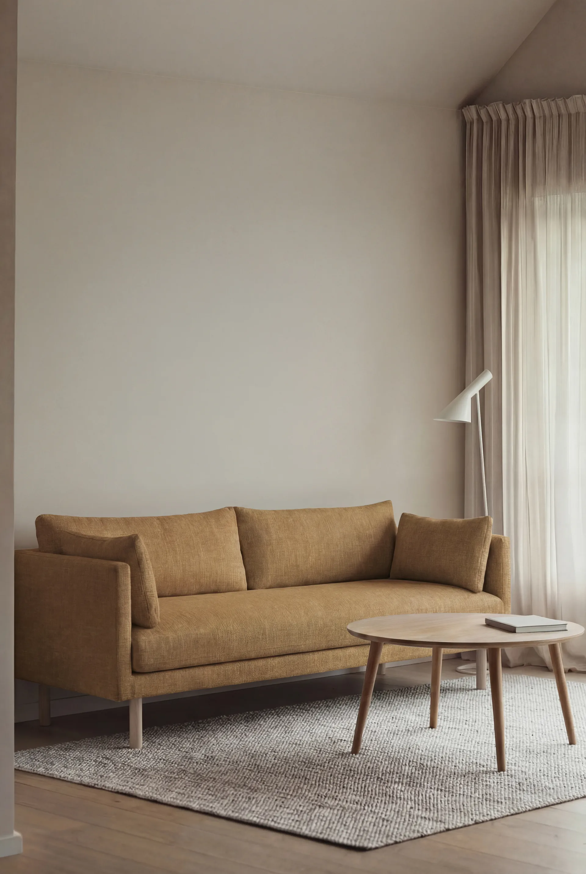 Linnevik sofa, Same Ochre 6676-hvitoljet eik, 3-seters, uten skjørt 1898