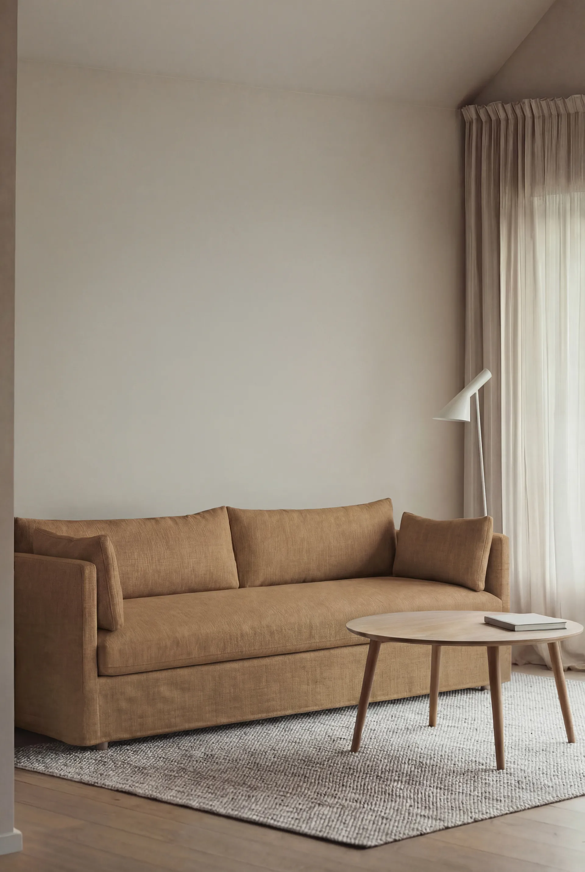 Linnevik sofa, Same Ochre 6676-hvitoljet eik, 4-seters, med skjørt 1898