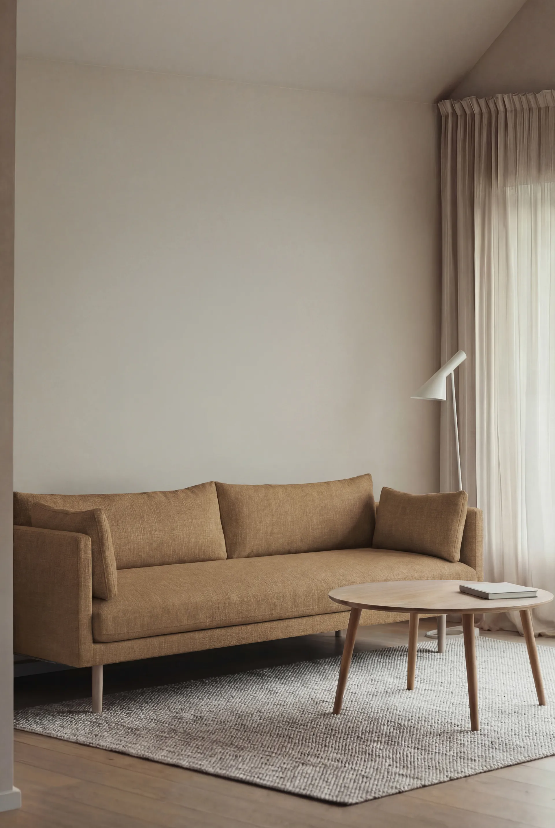 Linnevik sofa, Same Ochre 6676-hvitoljet eik, 4-seters, uten skjørt 1898