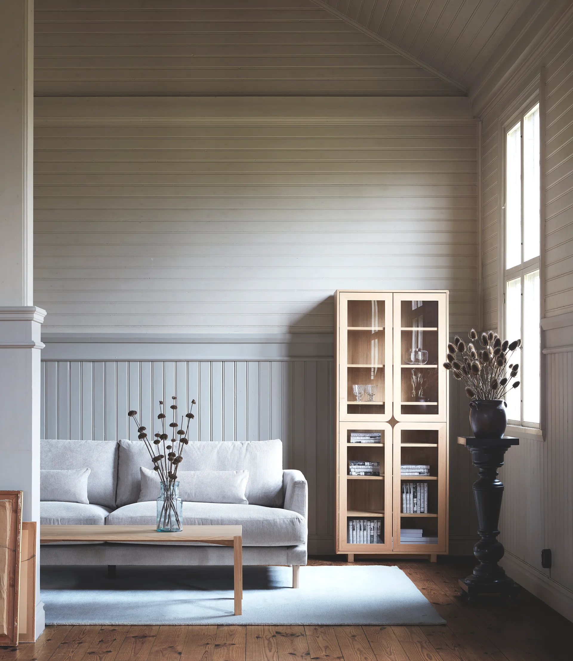 Vidja høyt vitrineskap, Hvitpigmentert eik 1898