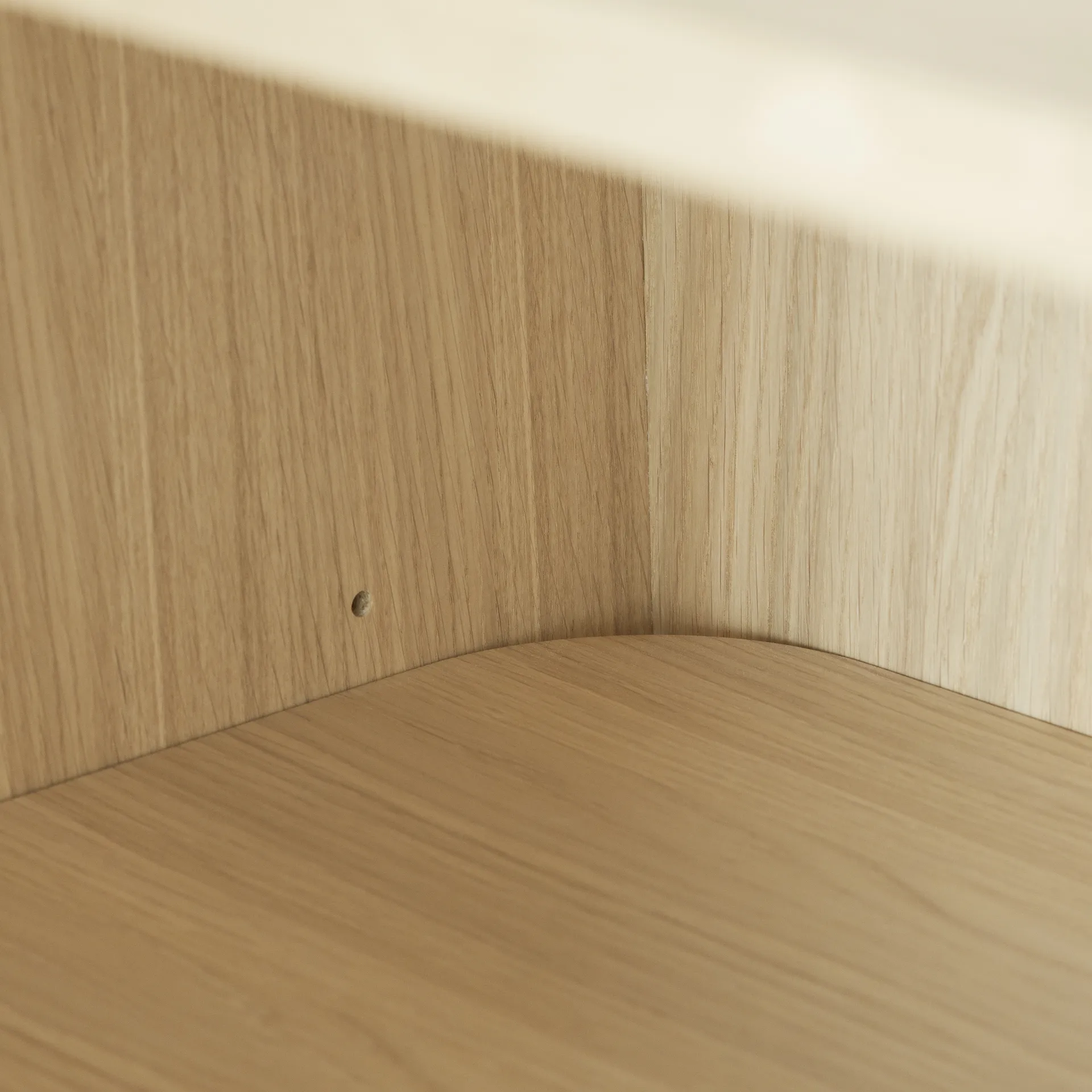 Vidja høyt vitrineskap, Hvitpigmentert eik 1898