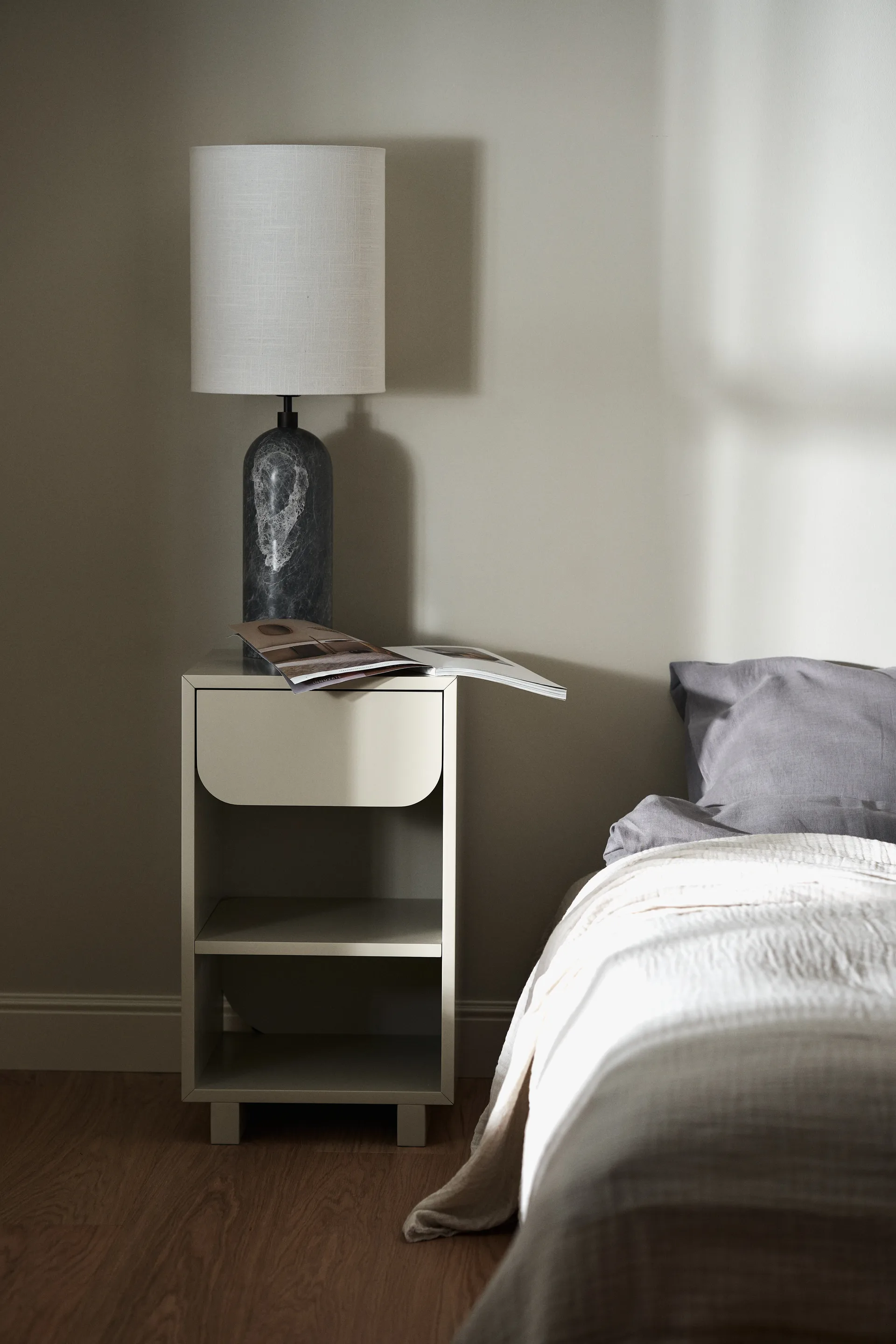 Vidja nattbord, Sand 1898