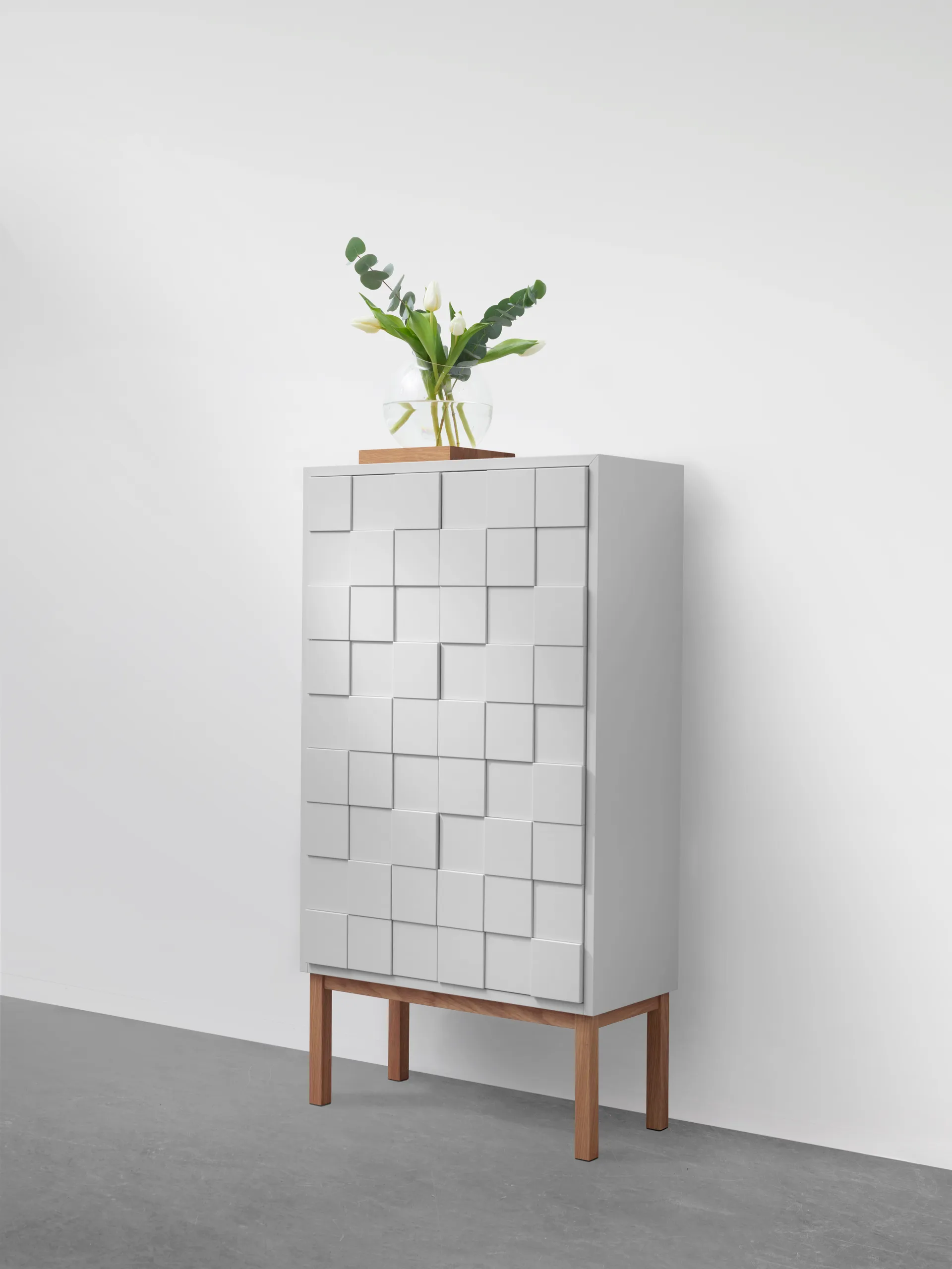 A2 collect 2010 skap beinram i hvitoljet eik, Lys grå A2