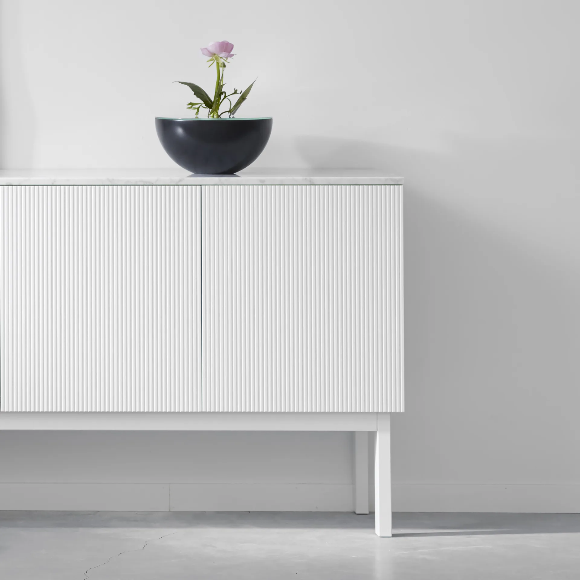 Beam sideboard, Lysegrå, lysegrått stativ, topplate i carrara marmor A2
