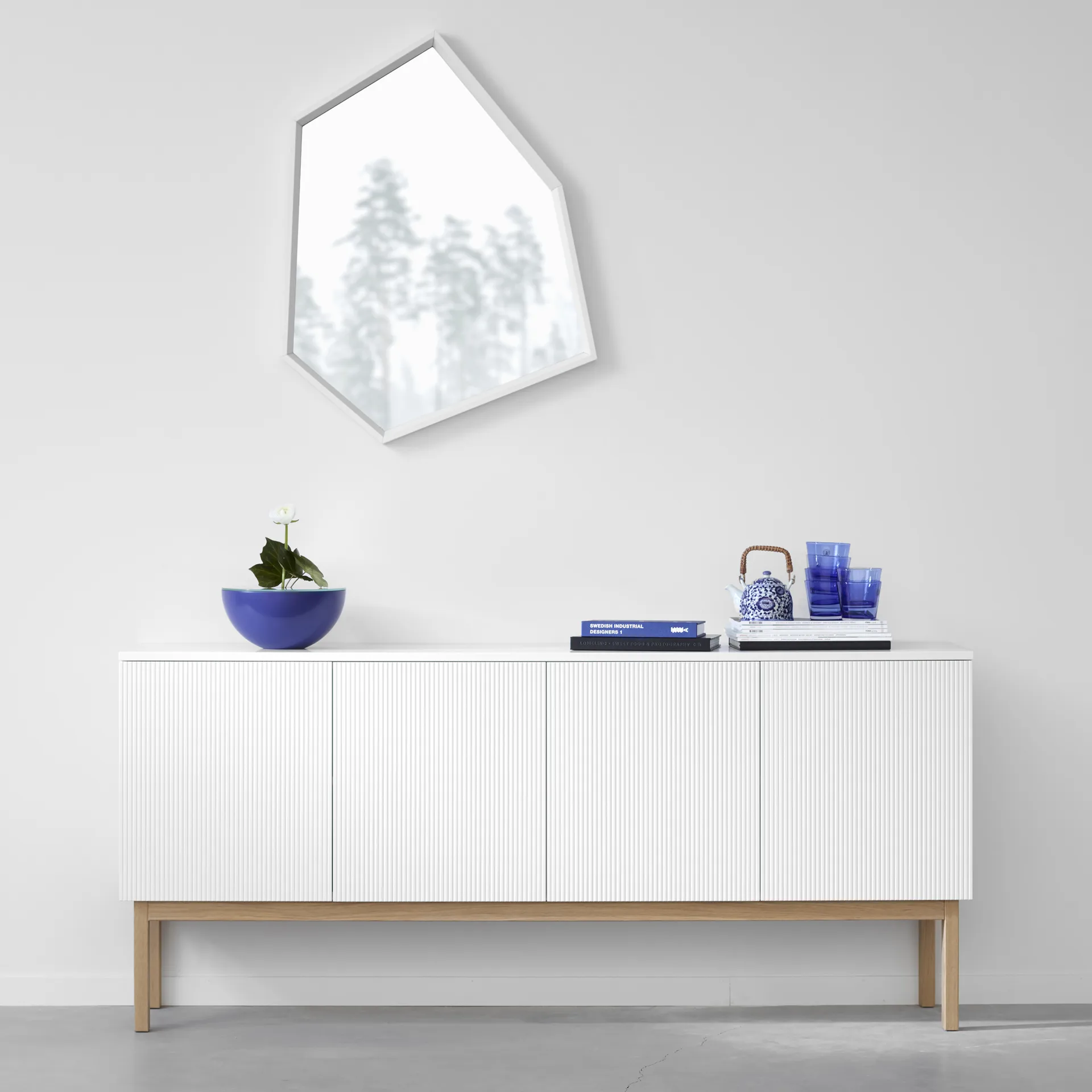 Beam sideboard, Lysegrå, sokkel i hvitoljet eik A2