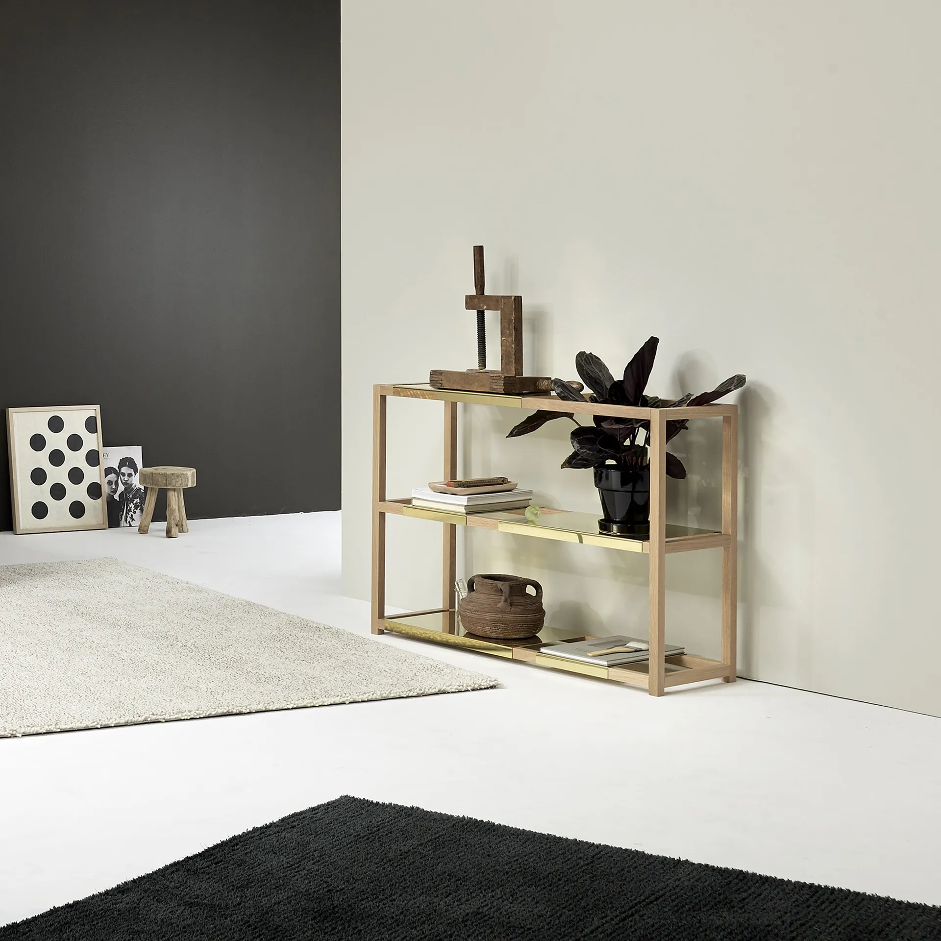 The Botanic Shelf Medium hylle, eik svartbeiset, svarte metallhyller Adea