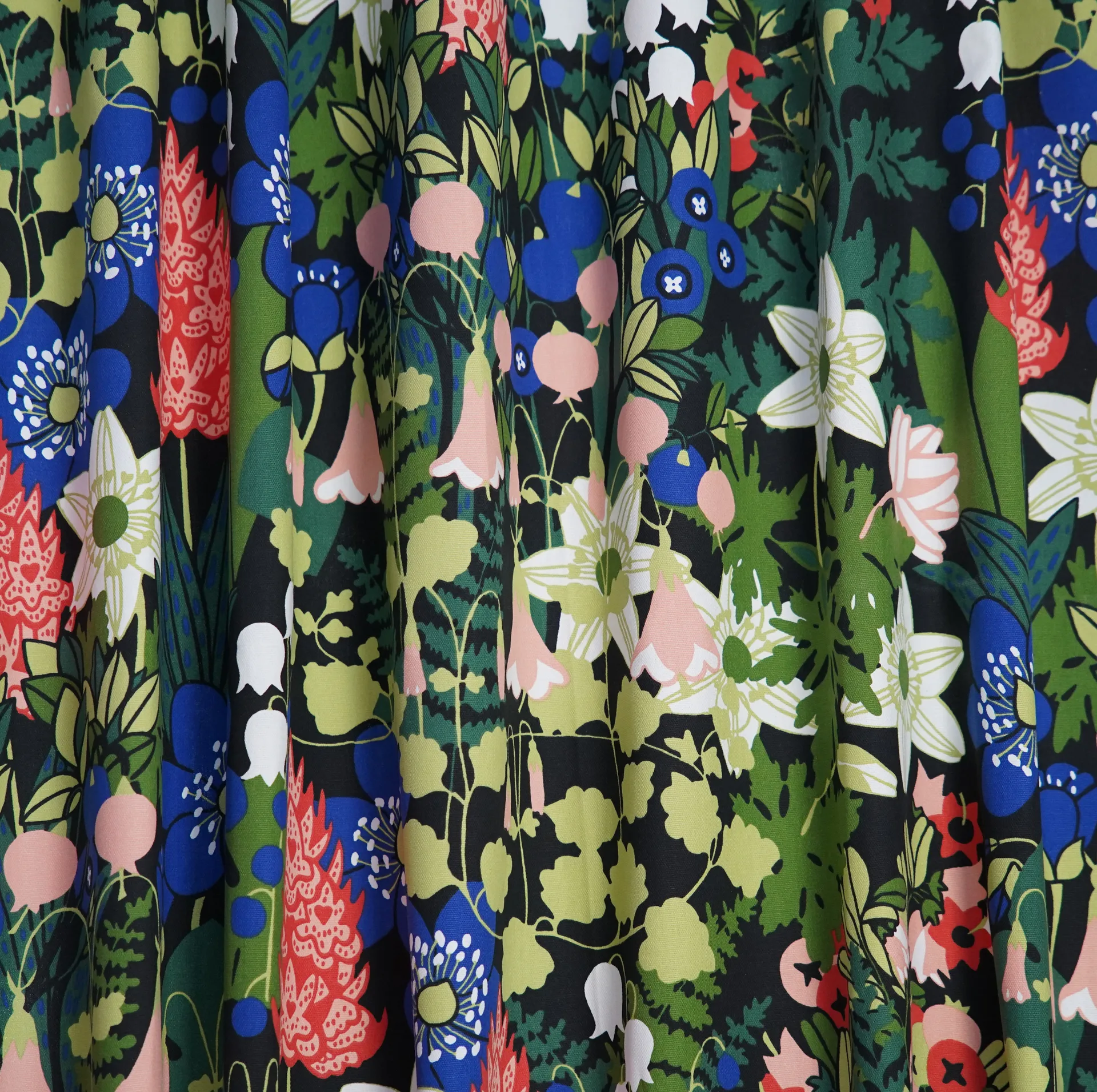 Skogen stoff, Sort-grønn-rosa Almedahls