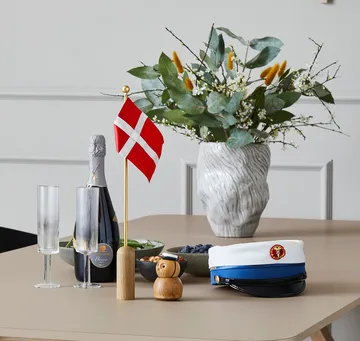 Celebrating Denmark flagg 40 cm - Oak-brass - Andersen Furniture