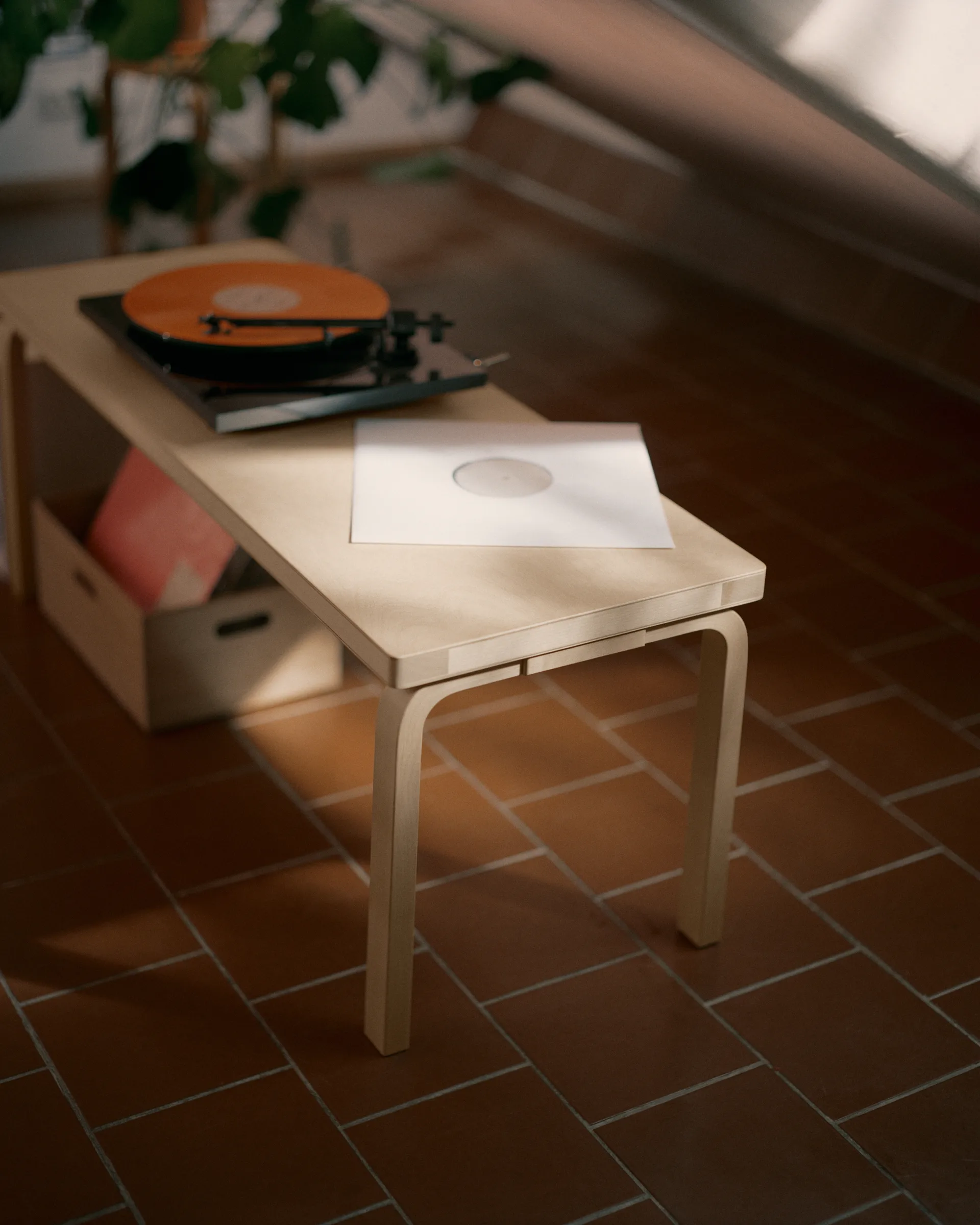 153A benk, Solid seat natural lacquered Artek