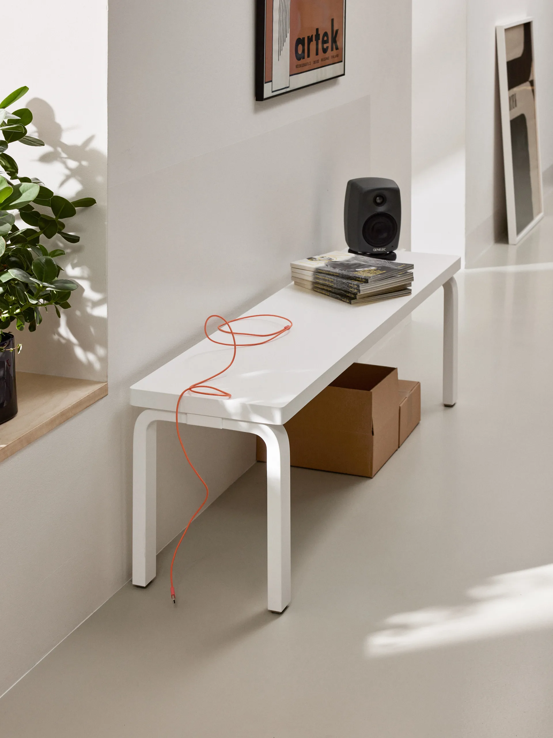 168B benk, Solid seat hvitoljet lakkert Artek