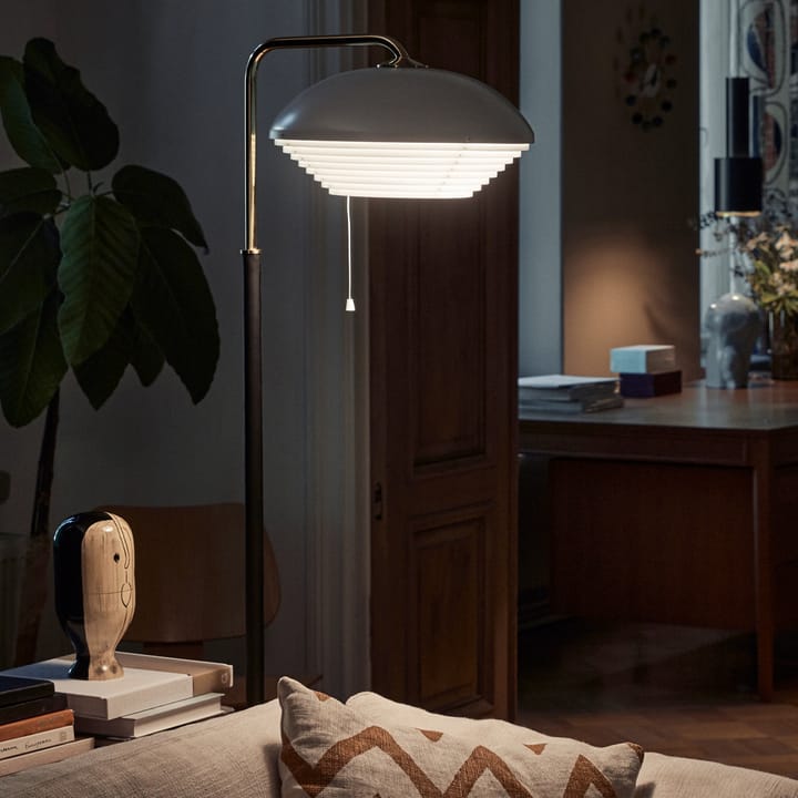 A811 gulvlampe, Polert messing Artek