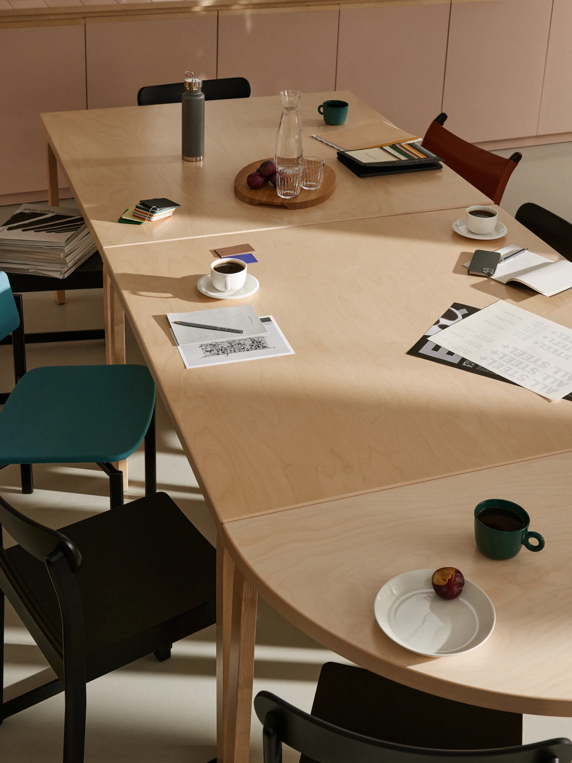 Aalto 84 spisebord, Top bjørk finer-natural lakkert Artek