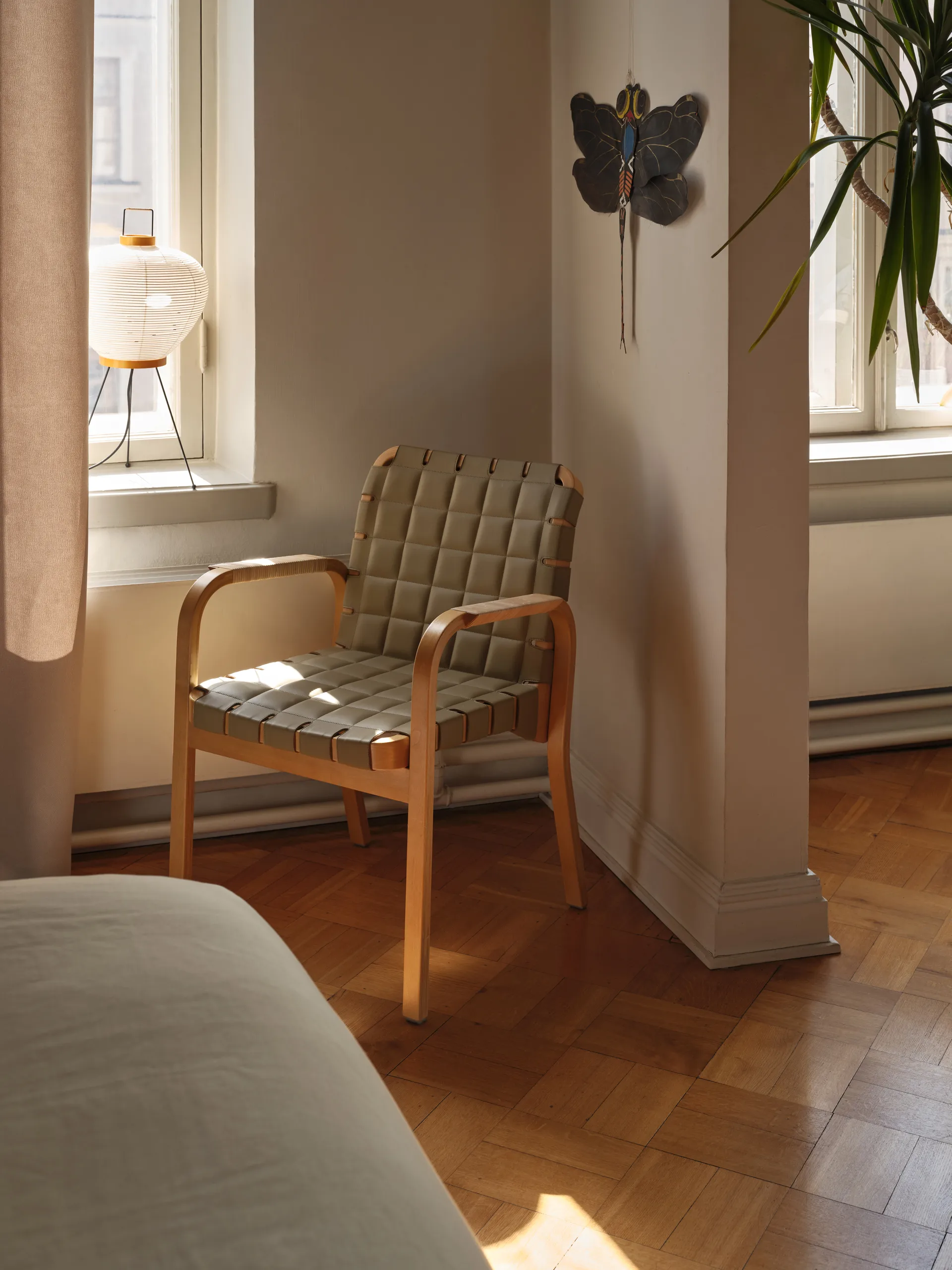 Armstol 45 lenestol honningsbeiset bjørk, Leather Spectrum Leaf 30168 Artek