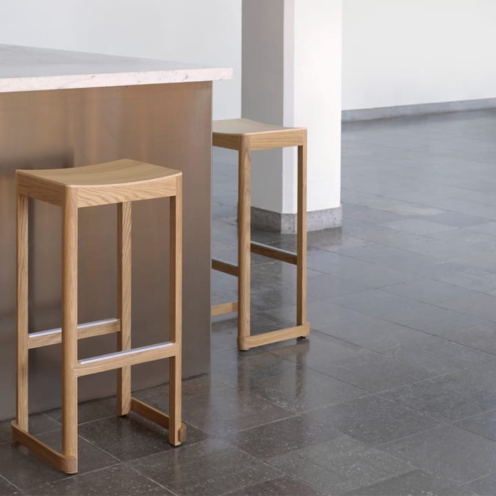 Atelier barstol, Naturlakkert eik-H65 cm Artek
