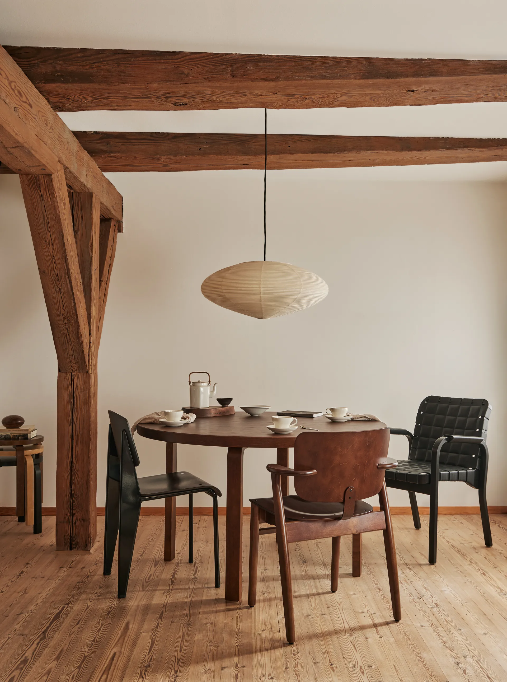 Domus stol, Valnøttbeis Artek