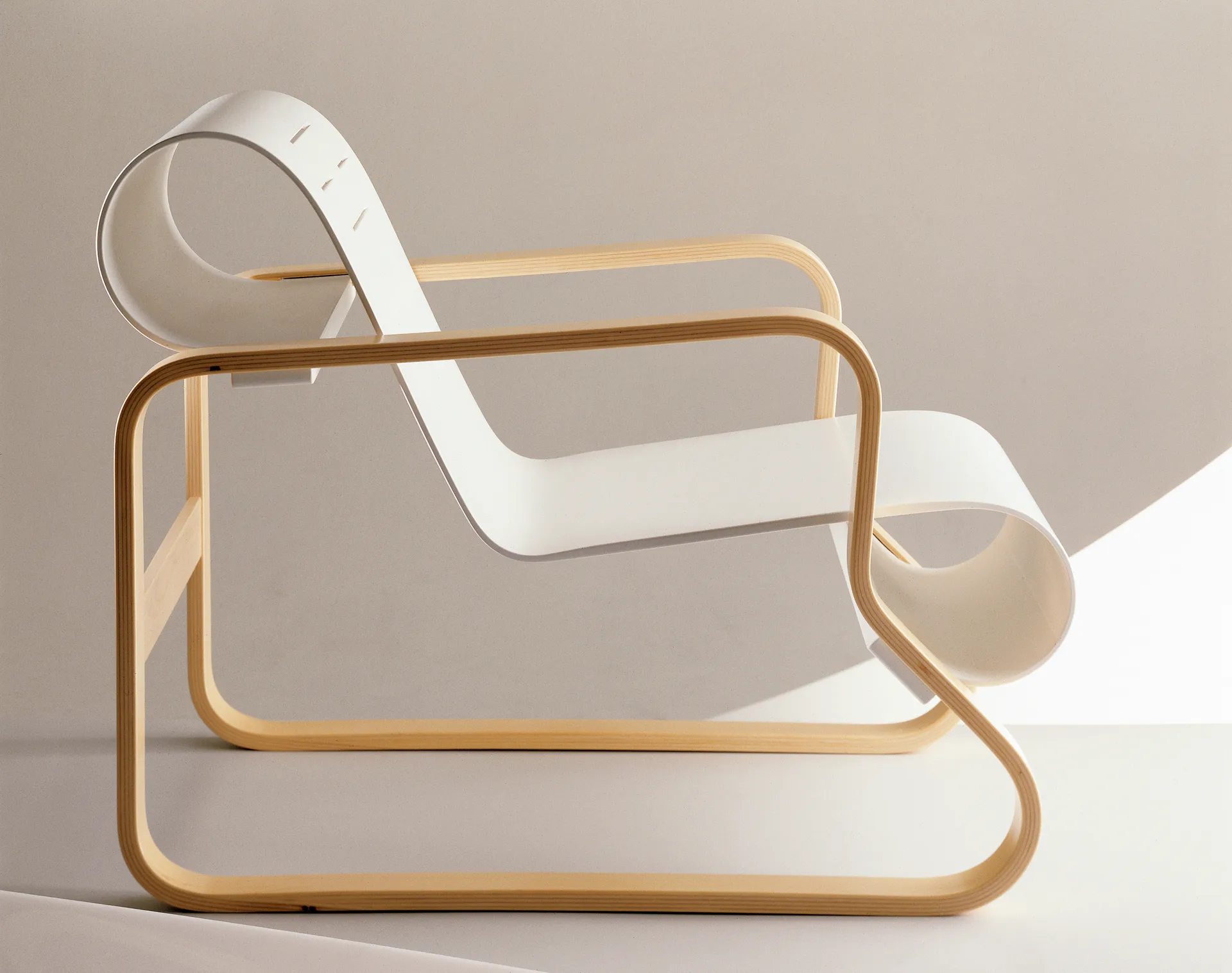 Paimio 41 lenestol, Hvitlakkert bjørk-bjørk Artek