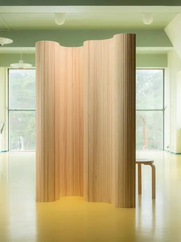 Screen 100A romdeler - Lakkert furu, 180x200 cm - Artek