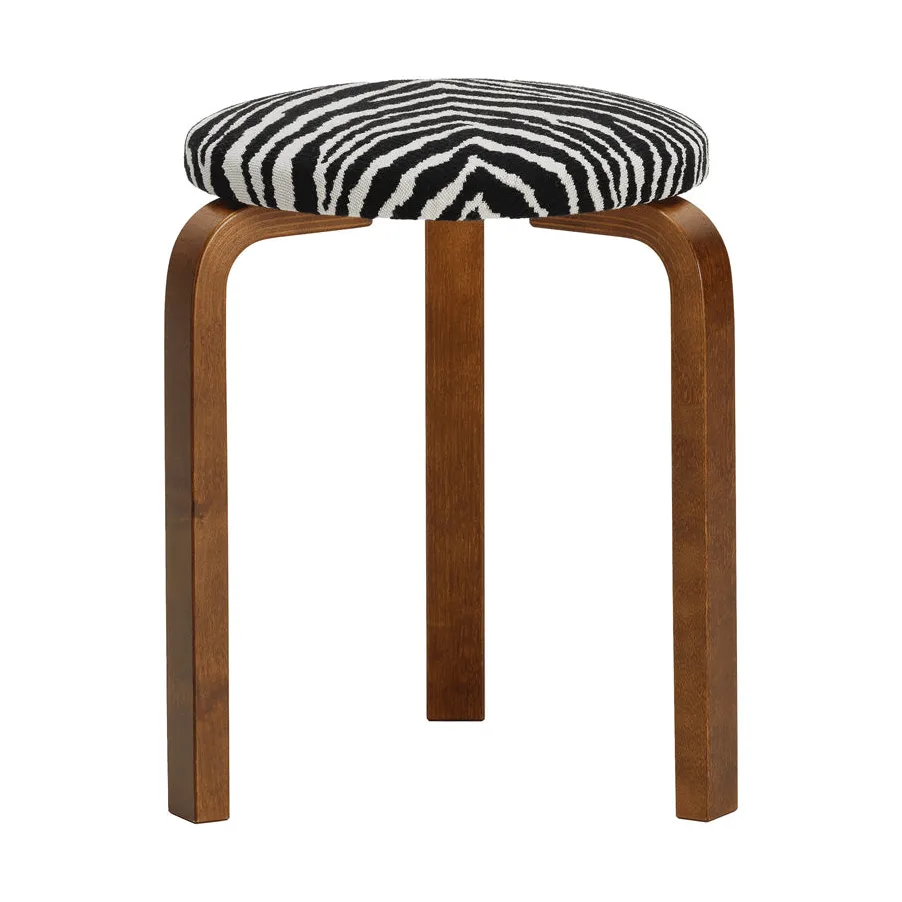 Stool 60 rund krakk 3 bein, Valnøttbeiset bjørk-stoff Zebra svart, Ø38x44 cm Artek