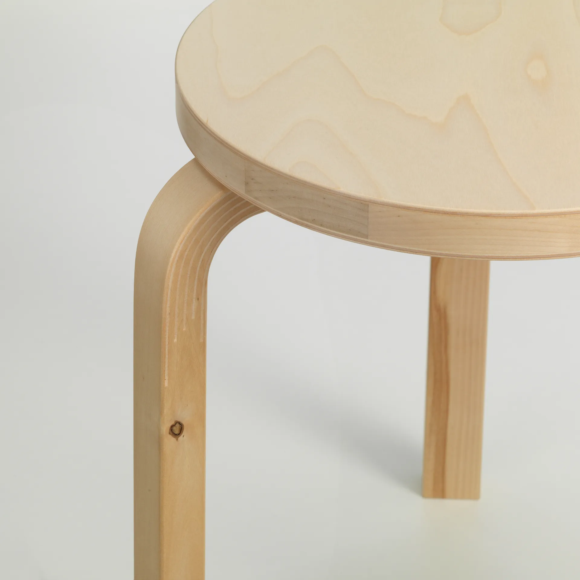 Stool 60 Villi rund krakk jubileumsutgave 90 år, Bjørk, Ø38x44 cm Artek