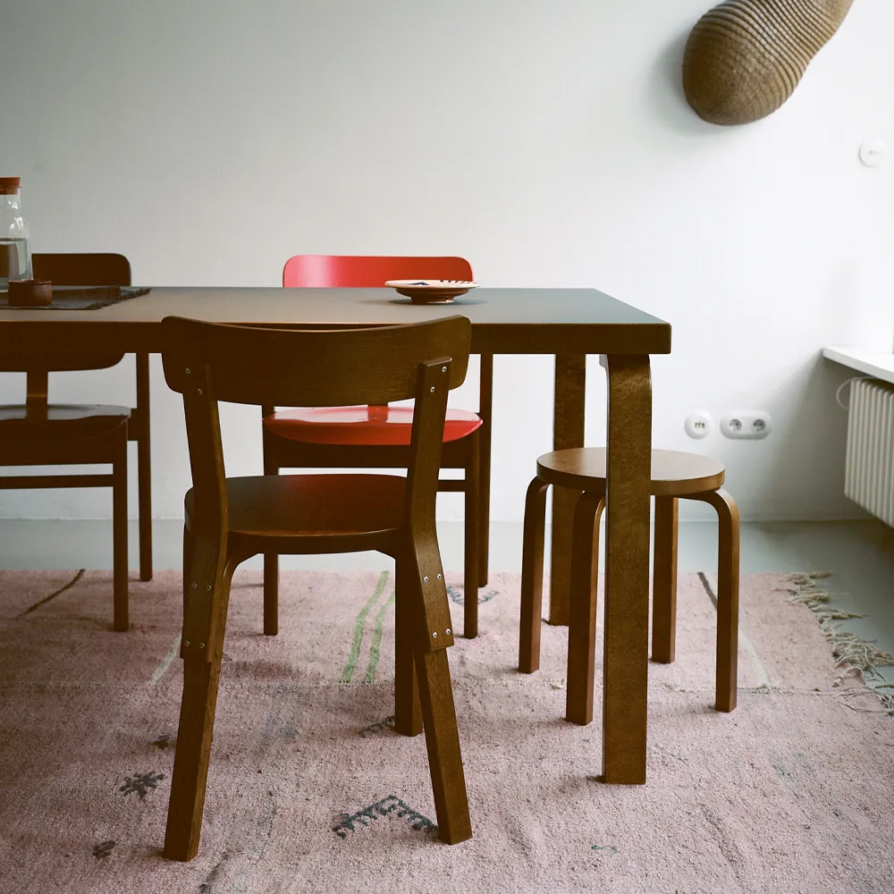 Stool E60 rund krakk 4 bein, Naturlakkert bjørk-Green, Ø38x44 cm Artek