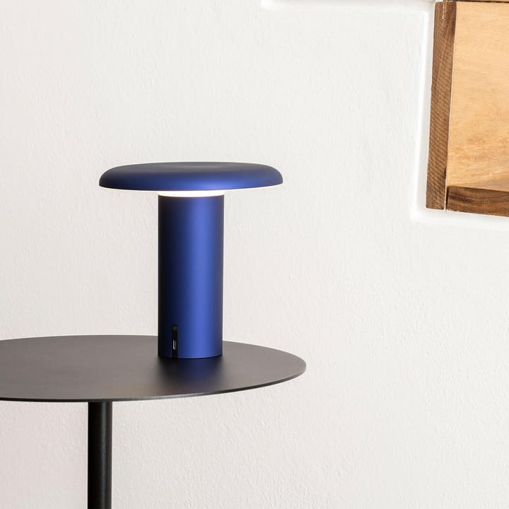 Takku portabel bordlampe 19 cm, Anodized blue Artemide