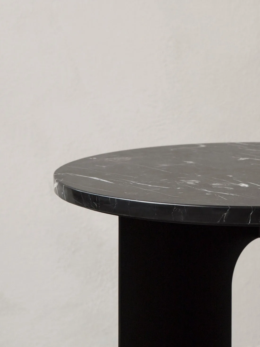 Androgyne bordsskive til sidebord, Nero Marquina, Ø65 cm Audo Copenhagen