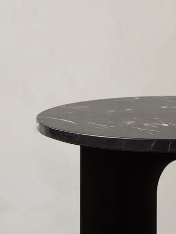 Androgyne bordsskive til sidebord - Nero Marquina, Ø65 cm - Audo Copenhagen