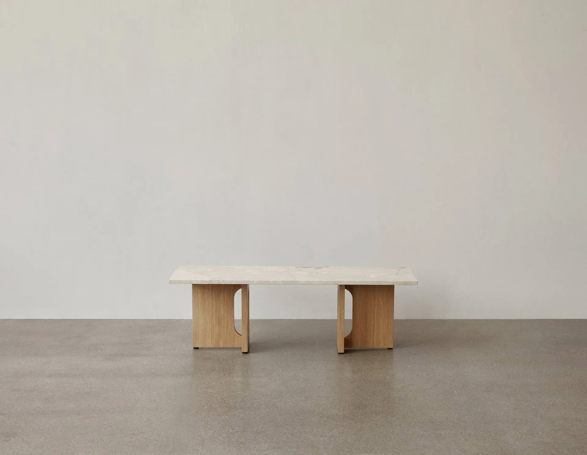 Androgyne Loungebord, sand/kunis breccia, eikestativ Audo Copenhagen