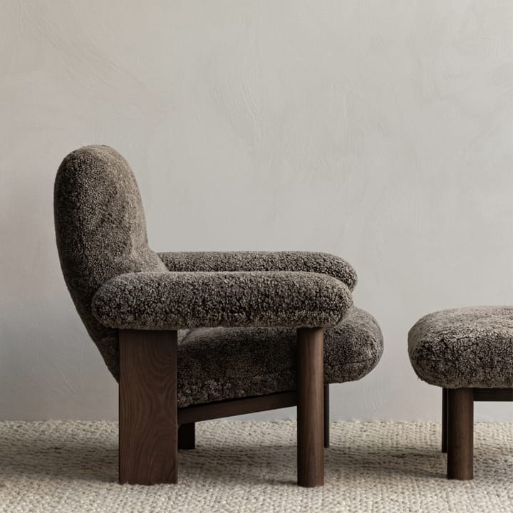 Brasilia fotskammel, tekstil bouclé 02 beige, mørkbeiset eikestativ Audo Copenhagen