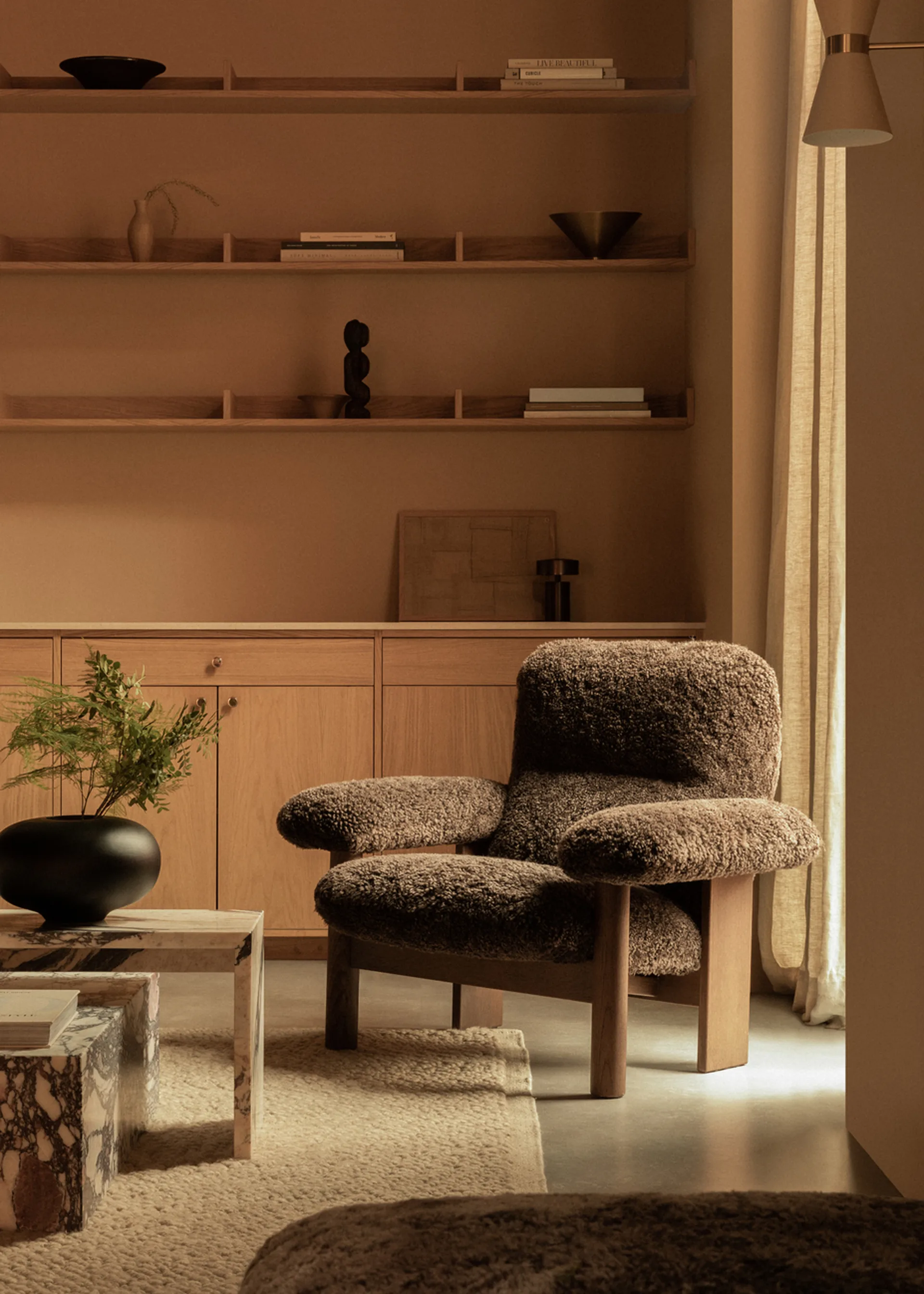 Brasilia lenestol, Dark oak-Root sheepskin Audo Copenhagen