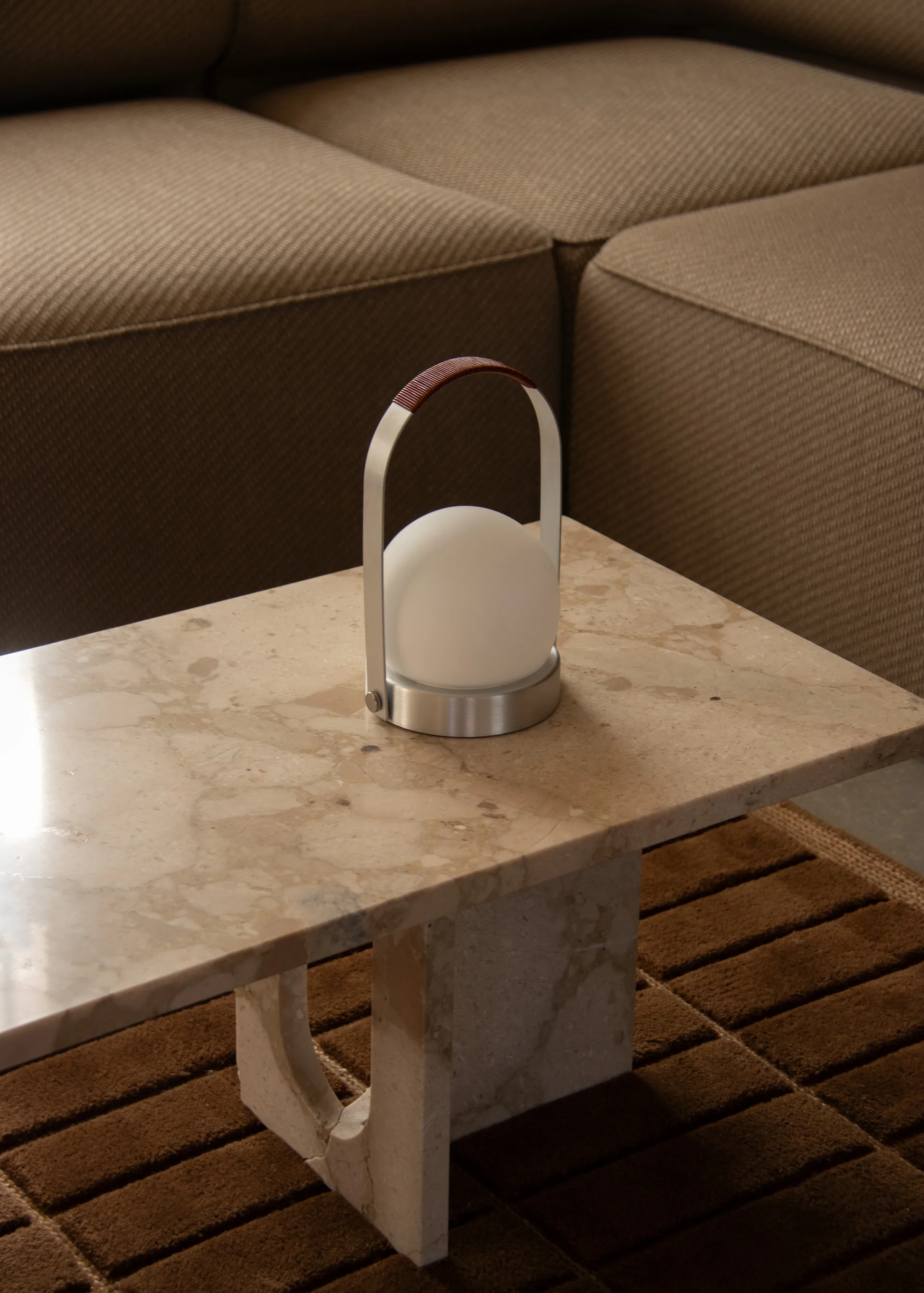 Carrie portabel bordlampe, Børstet aluminium Audo Copenhagen