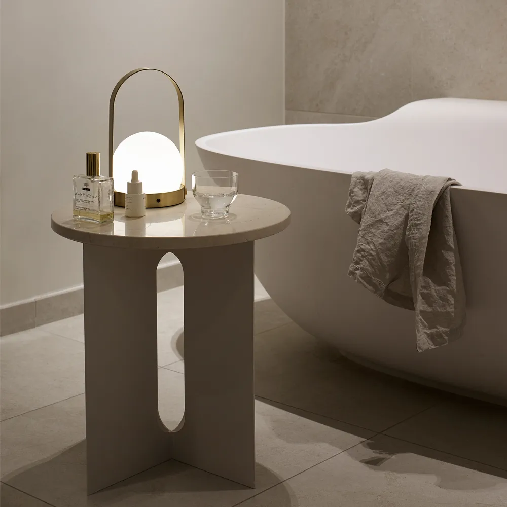 Carrie portabel bordlampe, børstet messing Audo Copenhagen