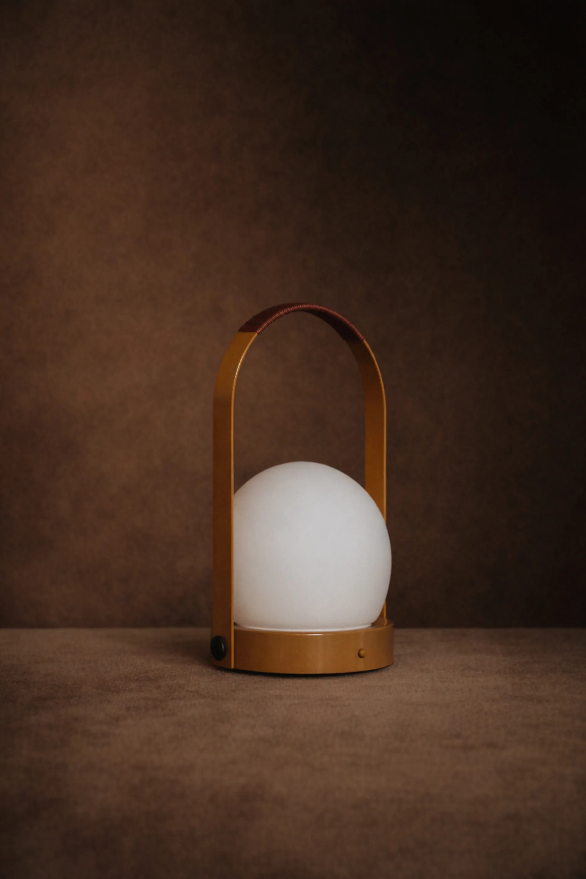 Carrie portabel bordlampe, Golden brown Audo Copenhagen