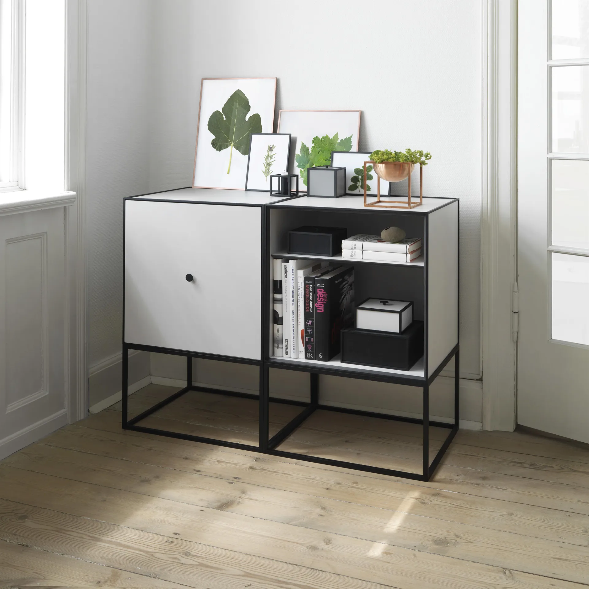 Frame 49 kube med dør, lysegrå Audo Copenhagen