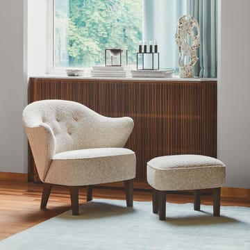 Ingeborg lenestolpakke - tekstil sahcozero beige, inkl. fotskammel, ben røkt eik - Audo Copenhagen