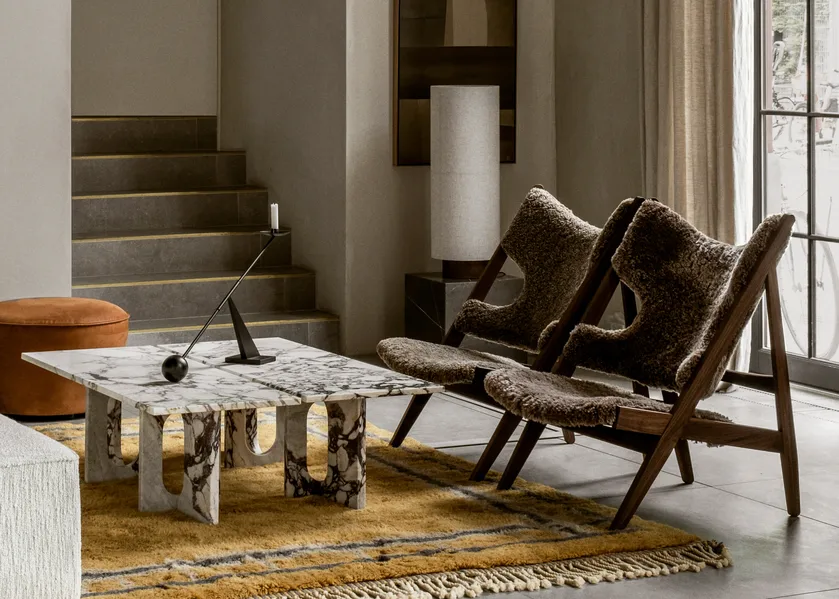 Knitting loungestol, saueskinn sahara, stativ valnøtt Audo Copenhagen