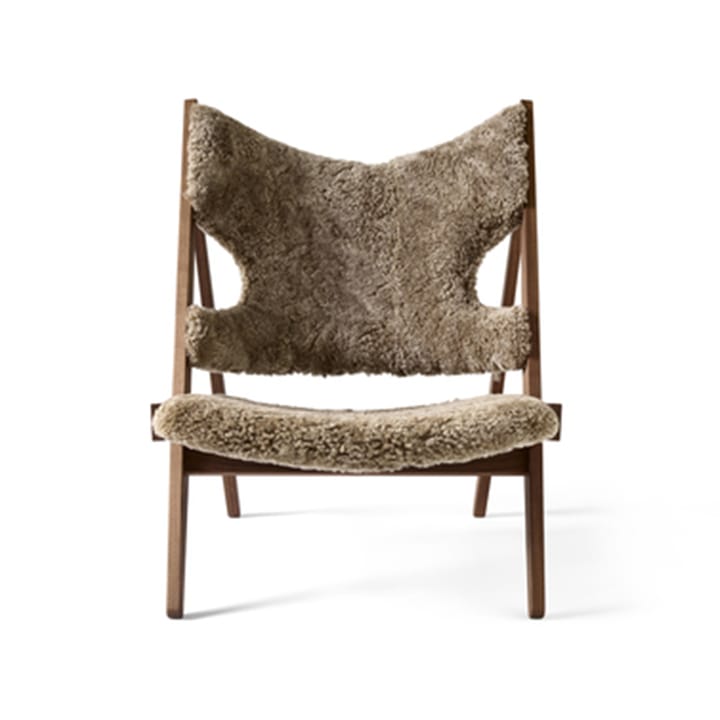 Knitting loungestol - saueskinn sahara, stativ valnøtt - Audo Copenhagen